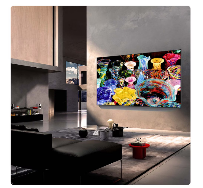 Renkli sanat eserleri gösteren büyük duvara monte TV'li modern oturma odası.