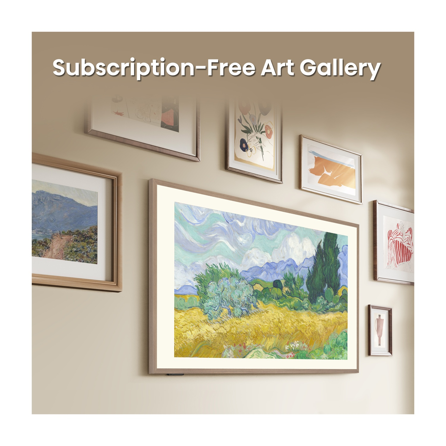 Parete della galleria con opere d'arte incorniciate e un dipinto di paesaggio al centro.