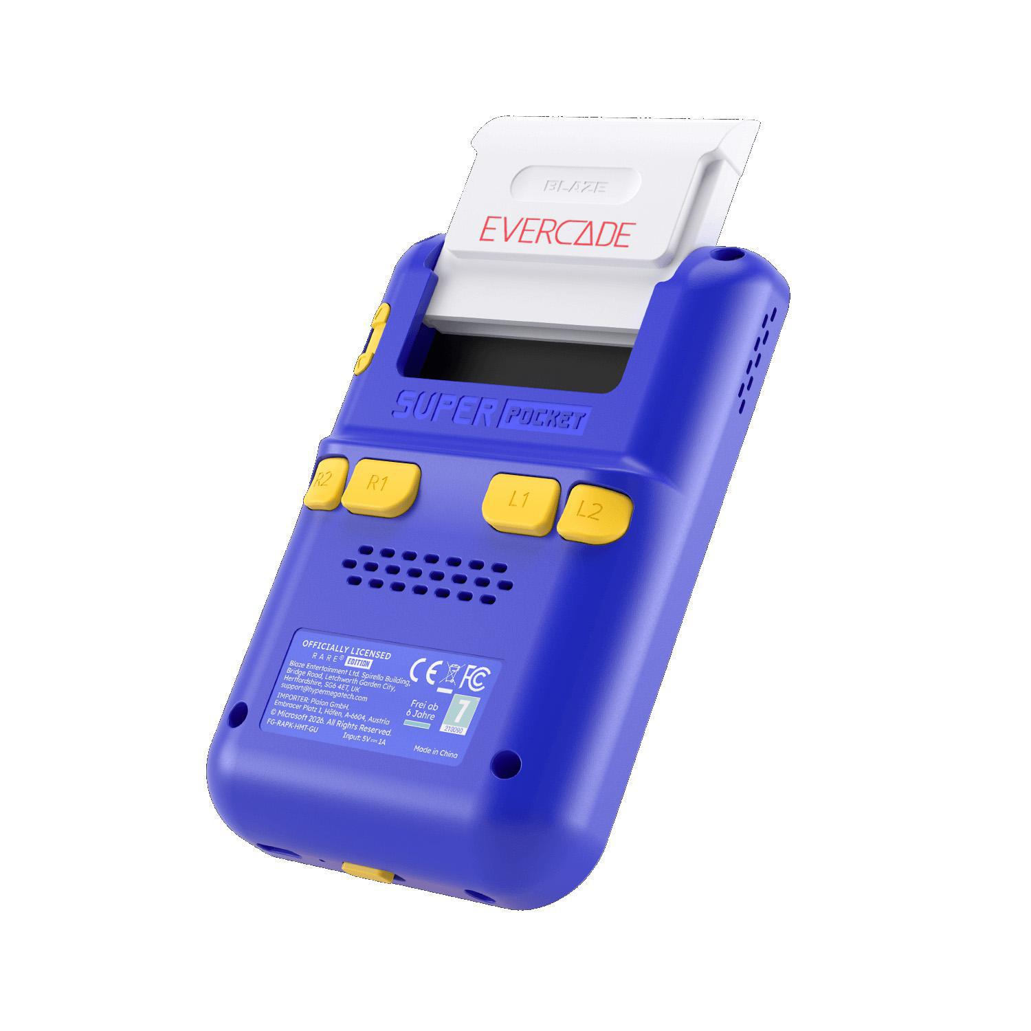 Eine blaue Evercade Super Pocket Handheld-Spielkonsole mit gelben Knöpfen und eingestecktem Spielmodul.