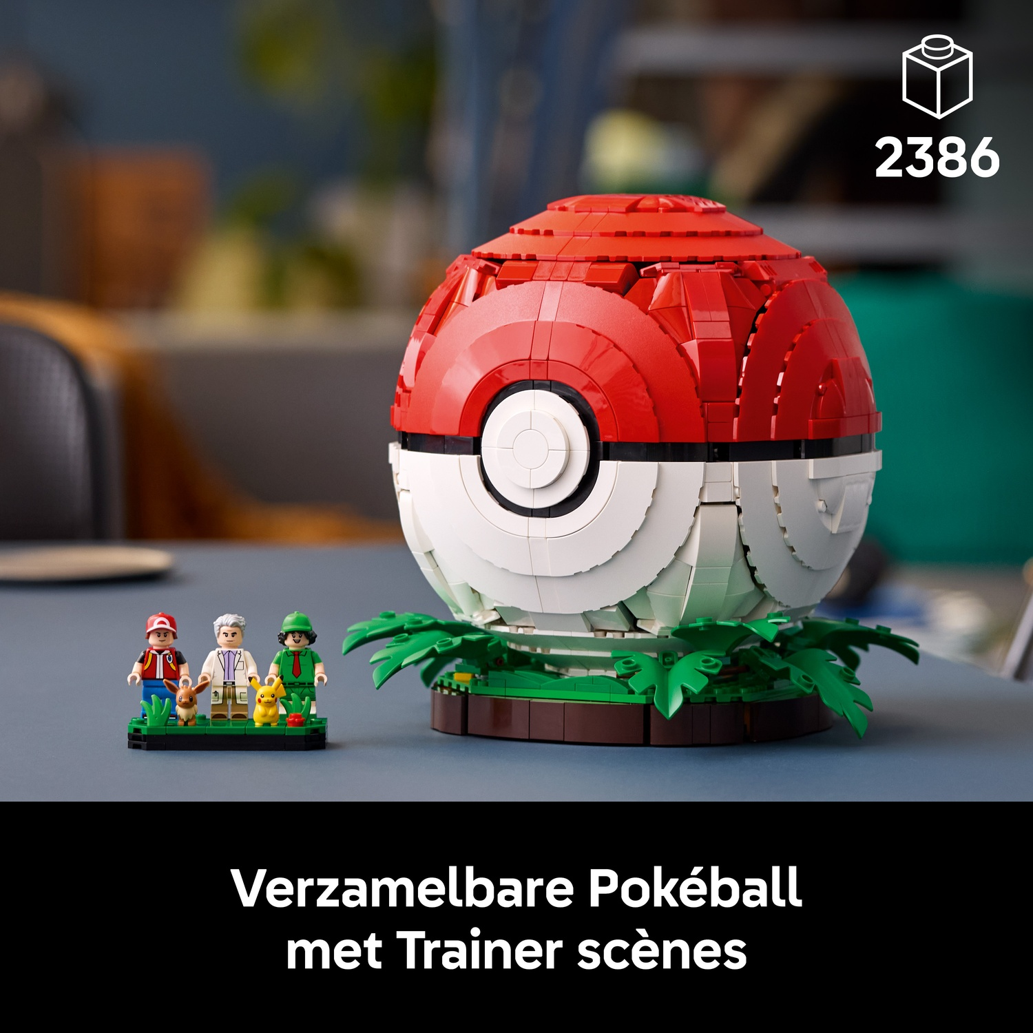 Lego Pokébal met kleine trainer-minifiguren en Pokémon op een blauw oppervlak.