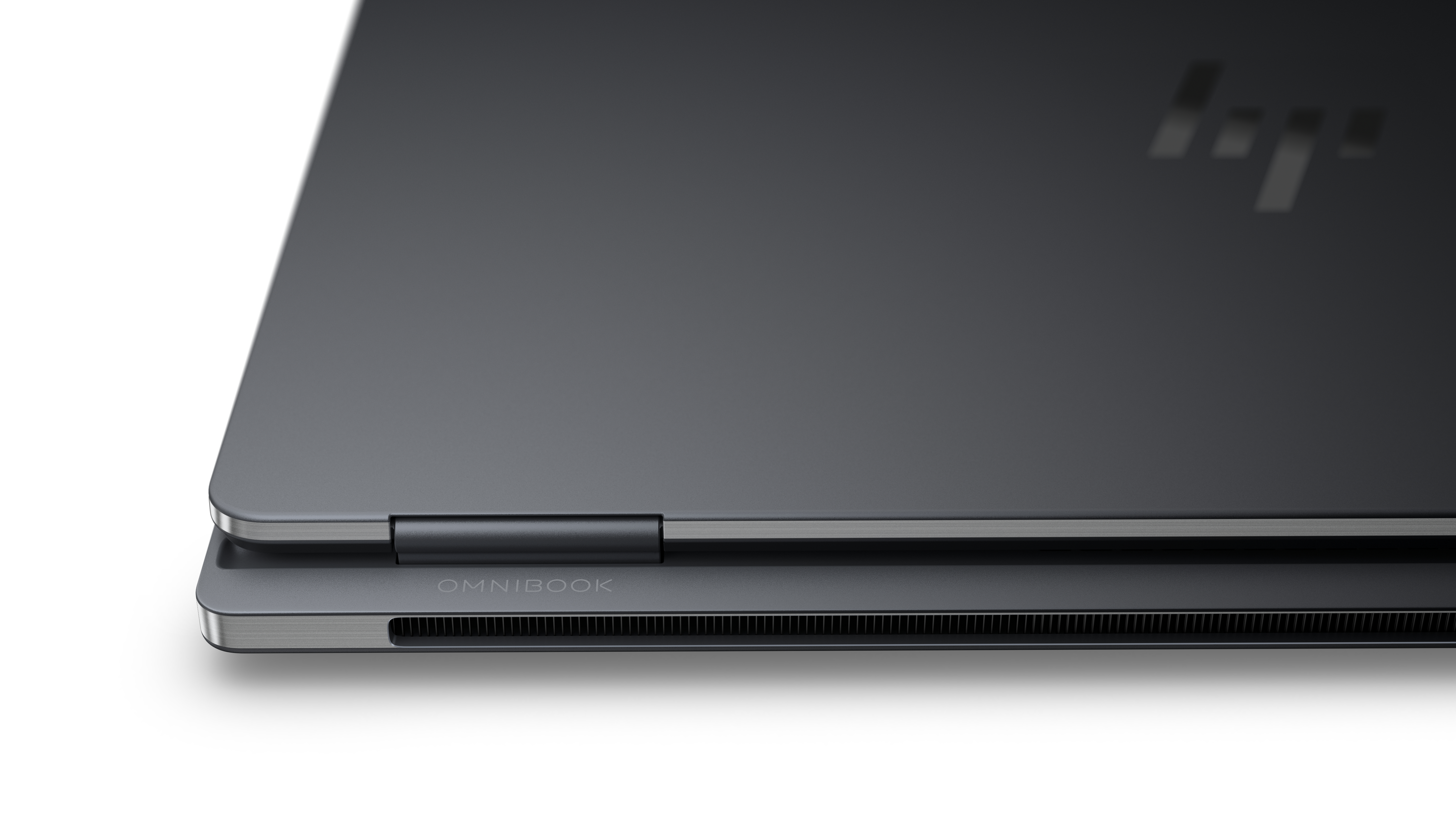 Nahaufnahme der geschlossenen OmniBook-Laptops mit HP-Logo auf dem silbernen Gehäuse.