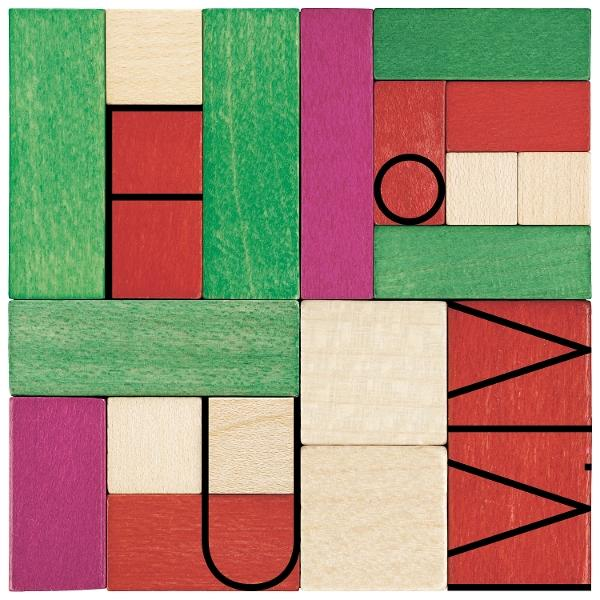 Buntes geometrisches Puzzle mit roten, grünen, beigen und violetten Holzklötzen.
