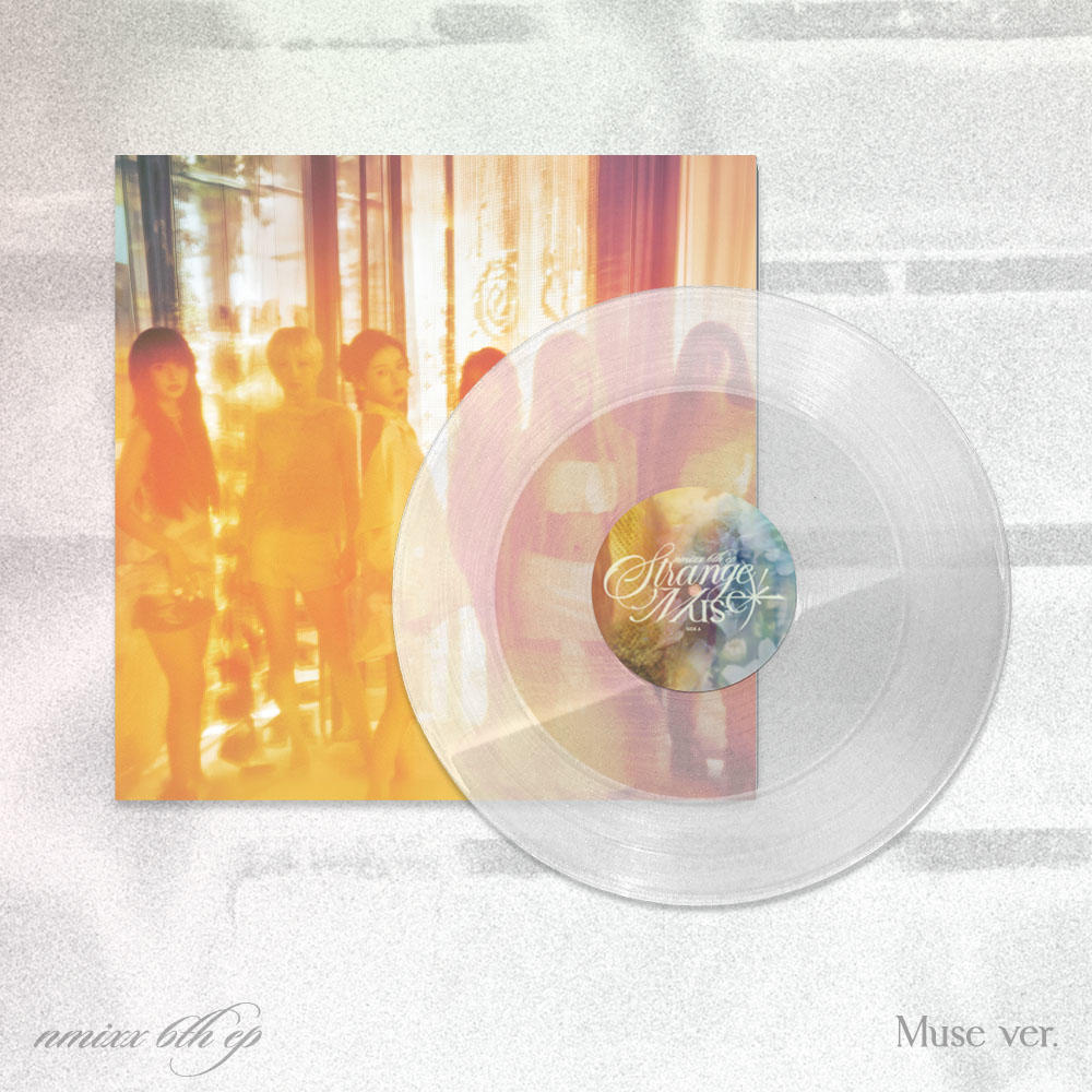 Albumcover mit Gruppenfoto und transparenter Vinyl-Schallplatte auf grauem Hintergrund.
