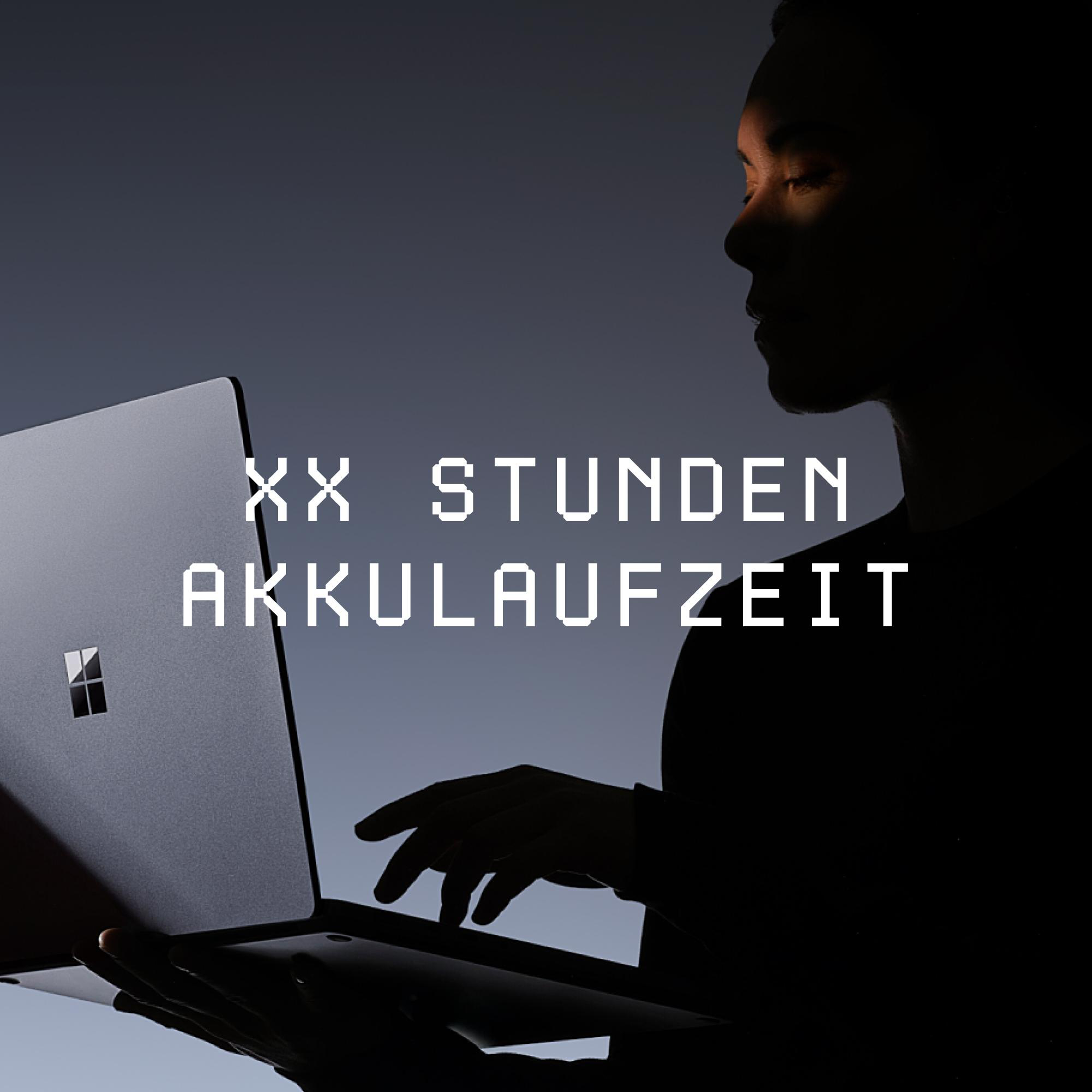 Eine Person hält einen Laptop mit der Aufschrift XX STUNDEN AKKULAUFZEIT.