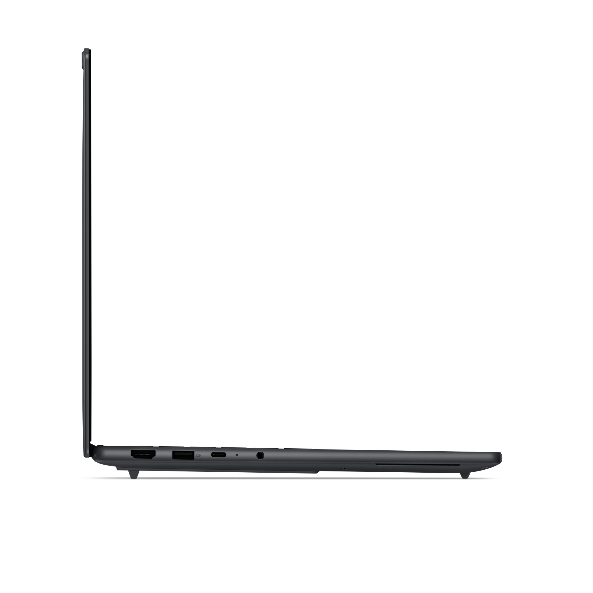 Seitenansicht eines dünnen, dunklen Laptops mit sichtbaren Anschlüssen am Gehäuse auf weißem Hintergrund.