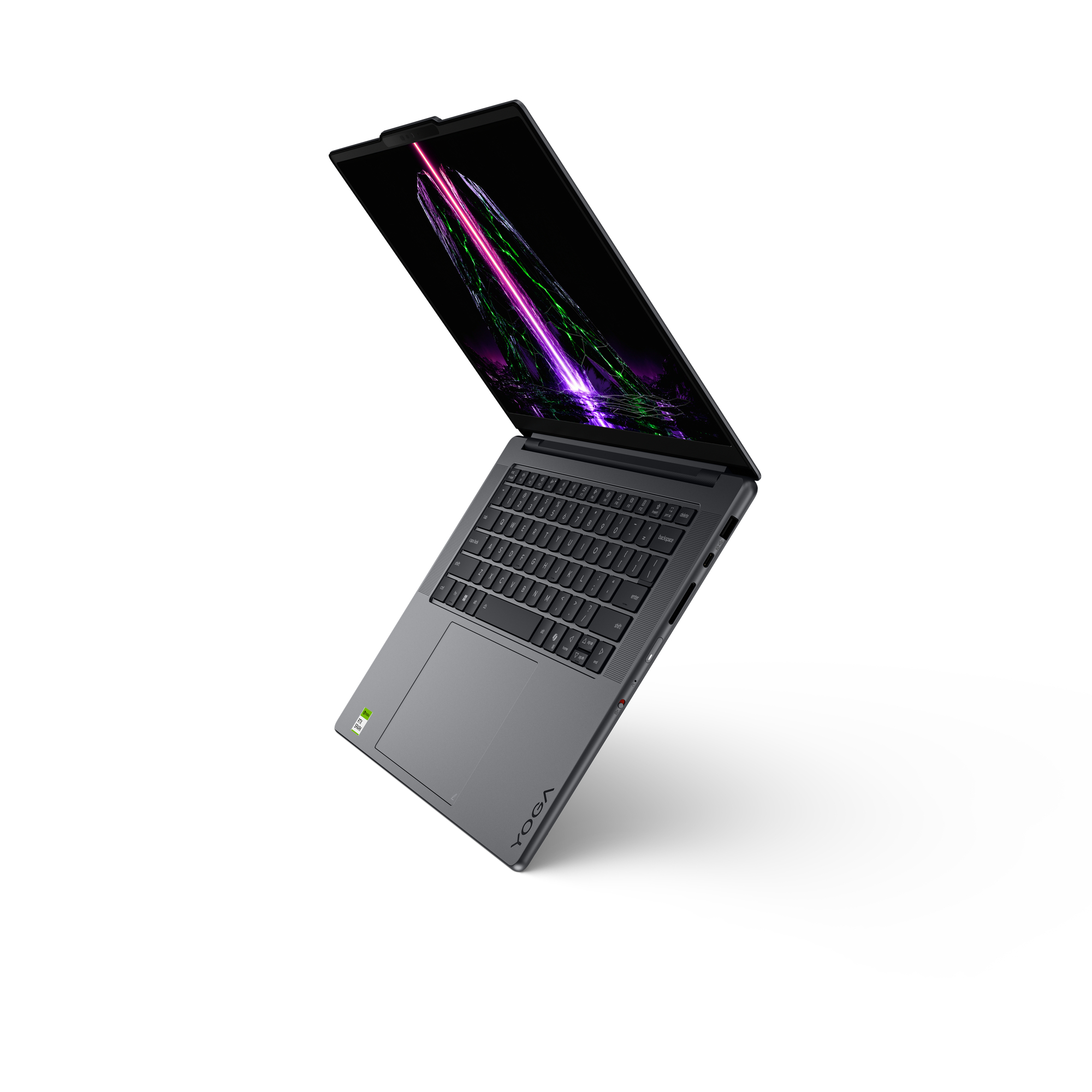 Ein offener, grauer Laptop steht angewinkelt auf weißem Grund mit einem farbigen Display.
