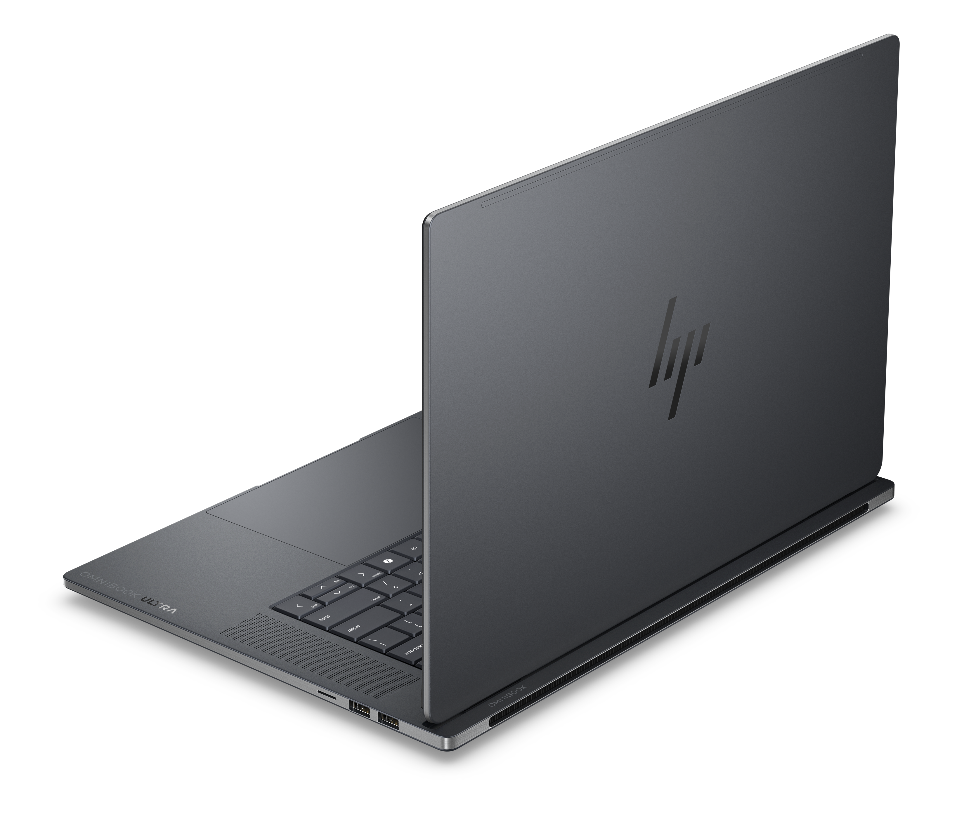 Ein grauer HP Omnibook Ultra Laptop steht auf einem schwarzen Tisch, der Bildschirm ist leicht geöffnet.