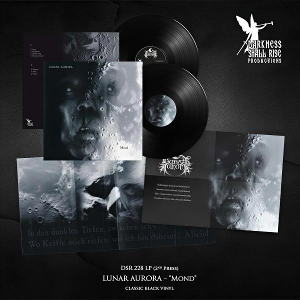 Schwarzes Vinyl-Album Mond von Lunar Aurora mit gezeigten Covern und Inlays vor dunklem Hintergrund.