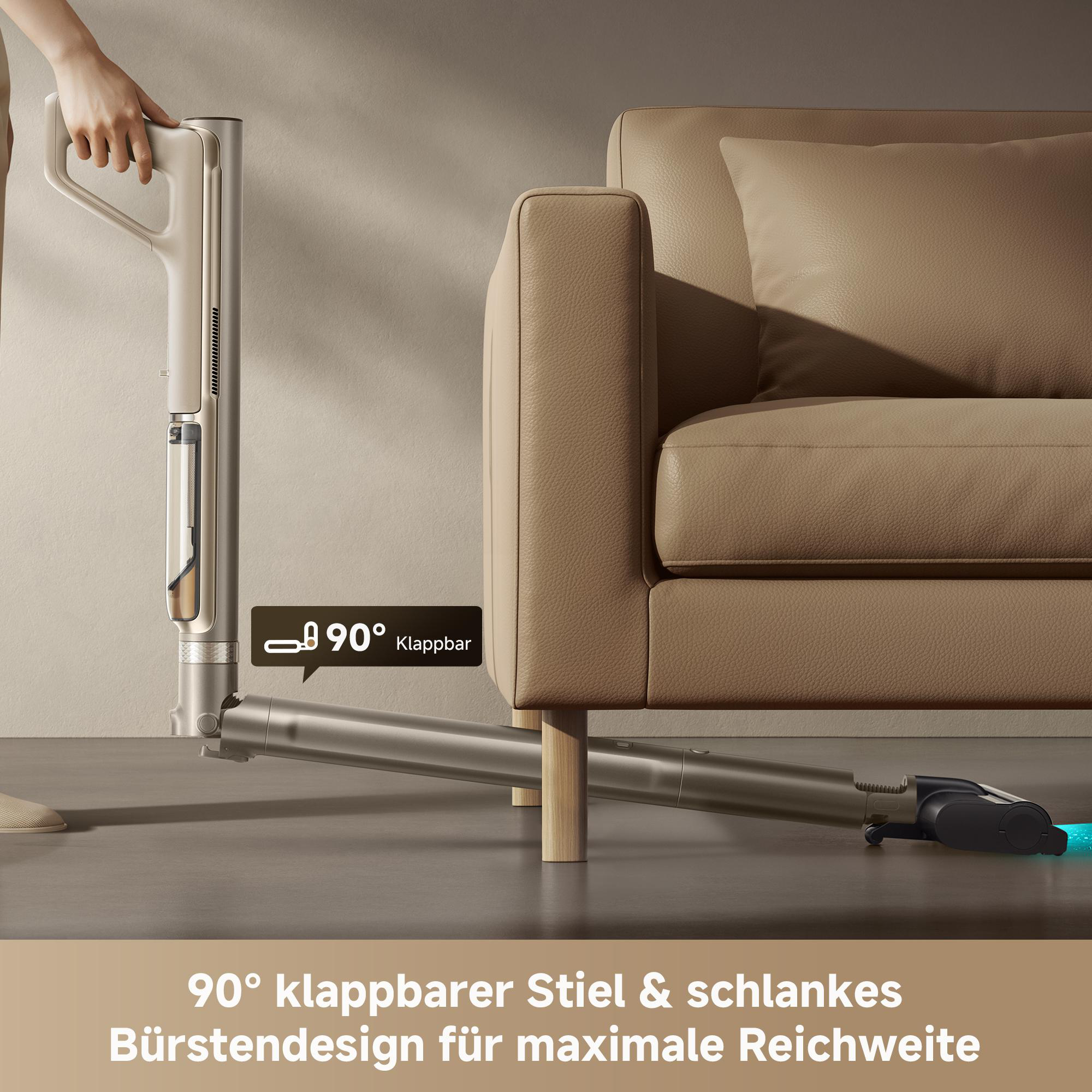 Ein kabelloser Staubsauger mit klappbarem Stiel reinigt unter einem Sofa.
