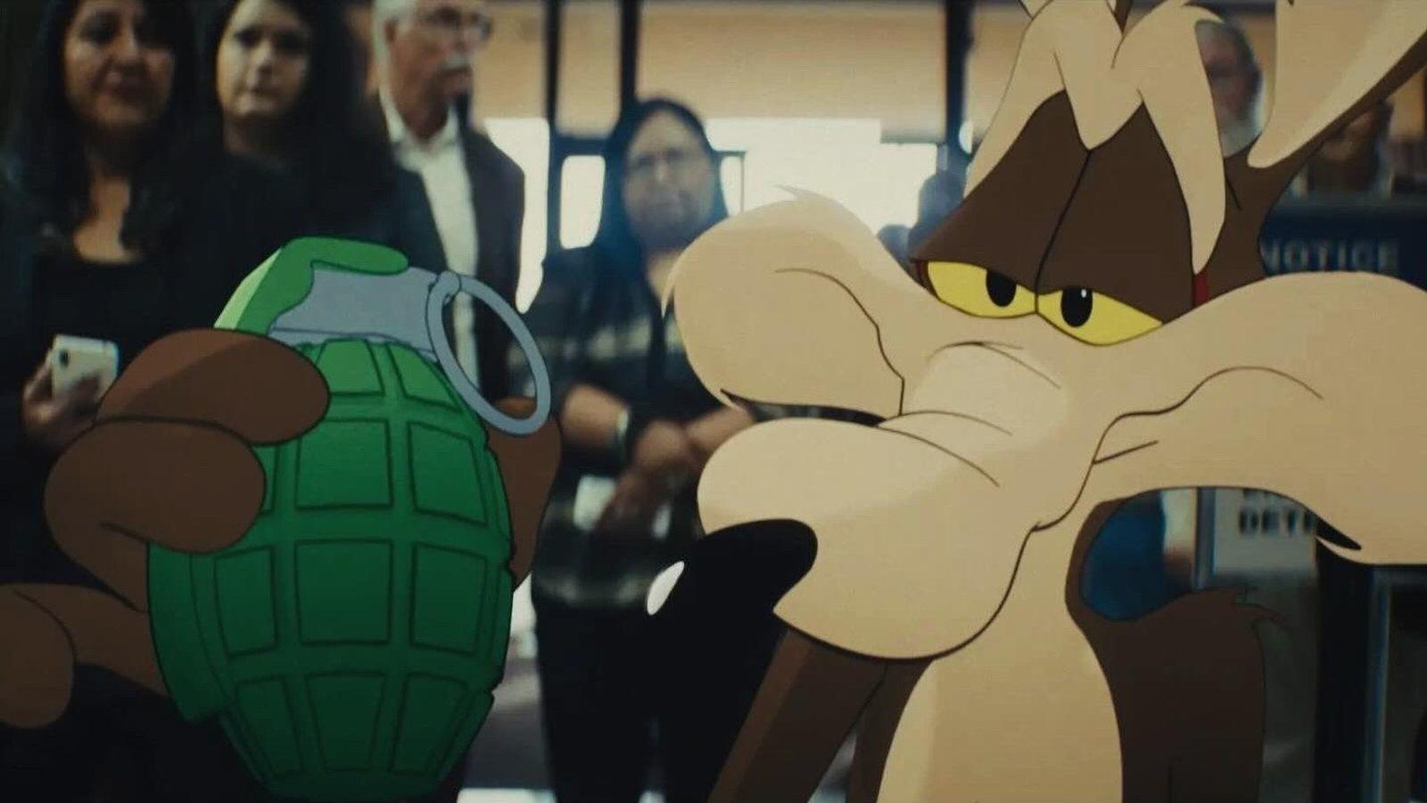 Wile E. Coyote hält in einer Menschenmenge eine grüne Handgranate.