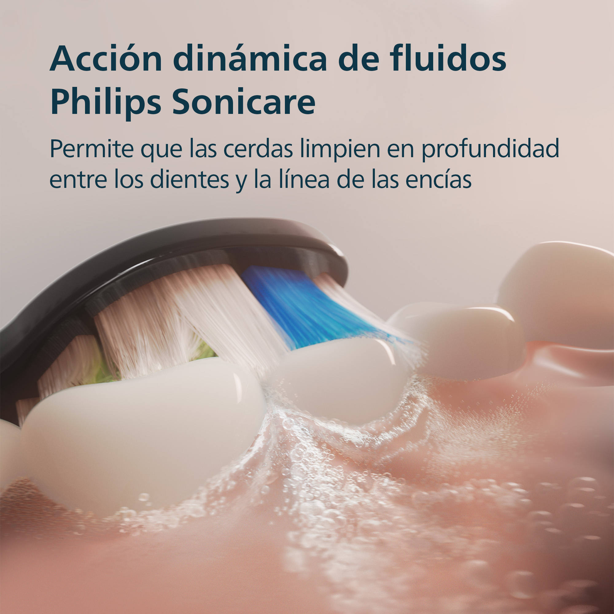Primer plano de un cepillo de dientes limpiando con acción de fluidos y espuma.