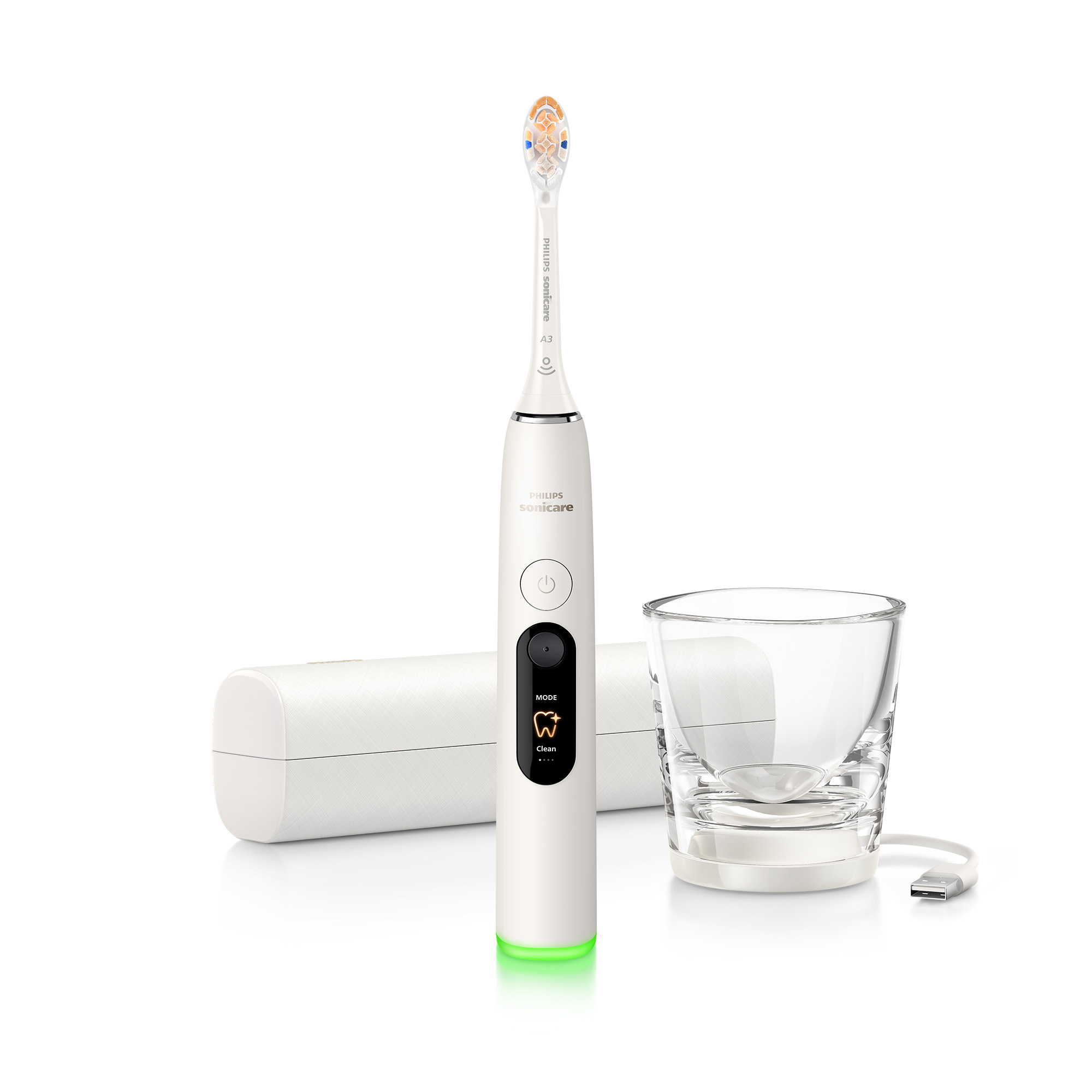 Un cepillo de dientes eléctrico Philips Sonicare blanco con estuche y vaso de carga sobre fondo blanco.