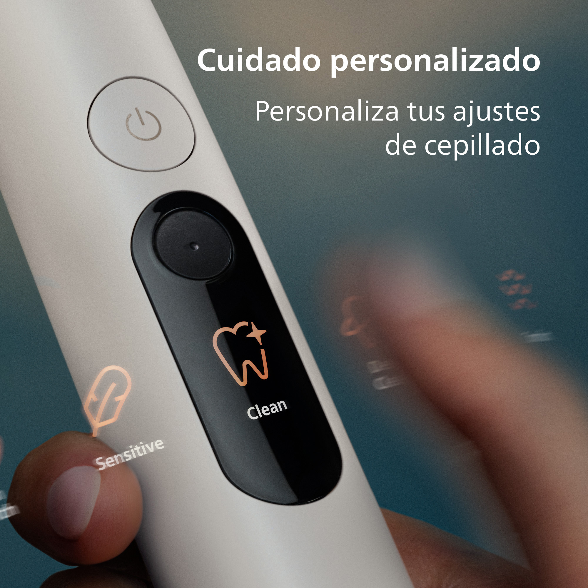 Mano tocando un cepillo eléctrico blanco que muestra ajustes digitales para modos de limpieza y sensibilidad.