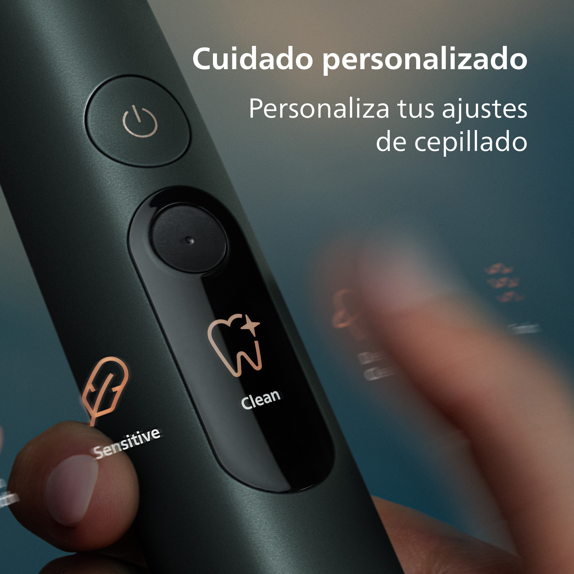 Mano sostiene un cepillo de dientes eléctrico verde con iconos iluminados para Sensible y Limpieza.
