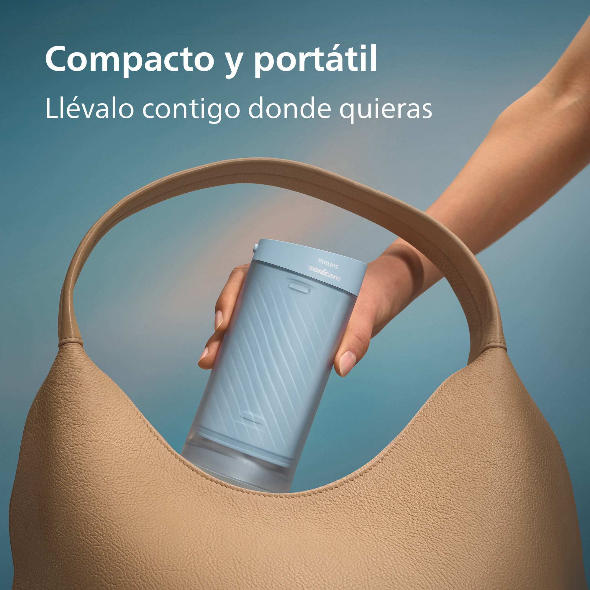Una mano coloca un estuche azul de Philips Sonicare en un bolso beige sobre fondo azul.