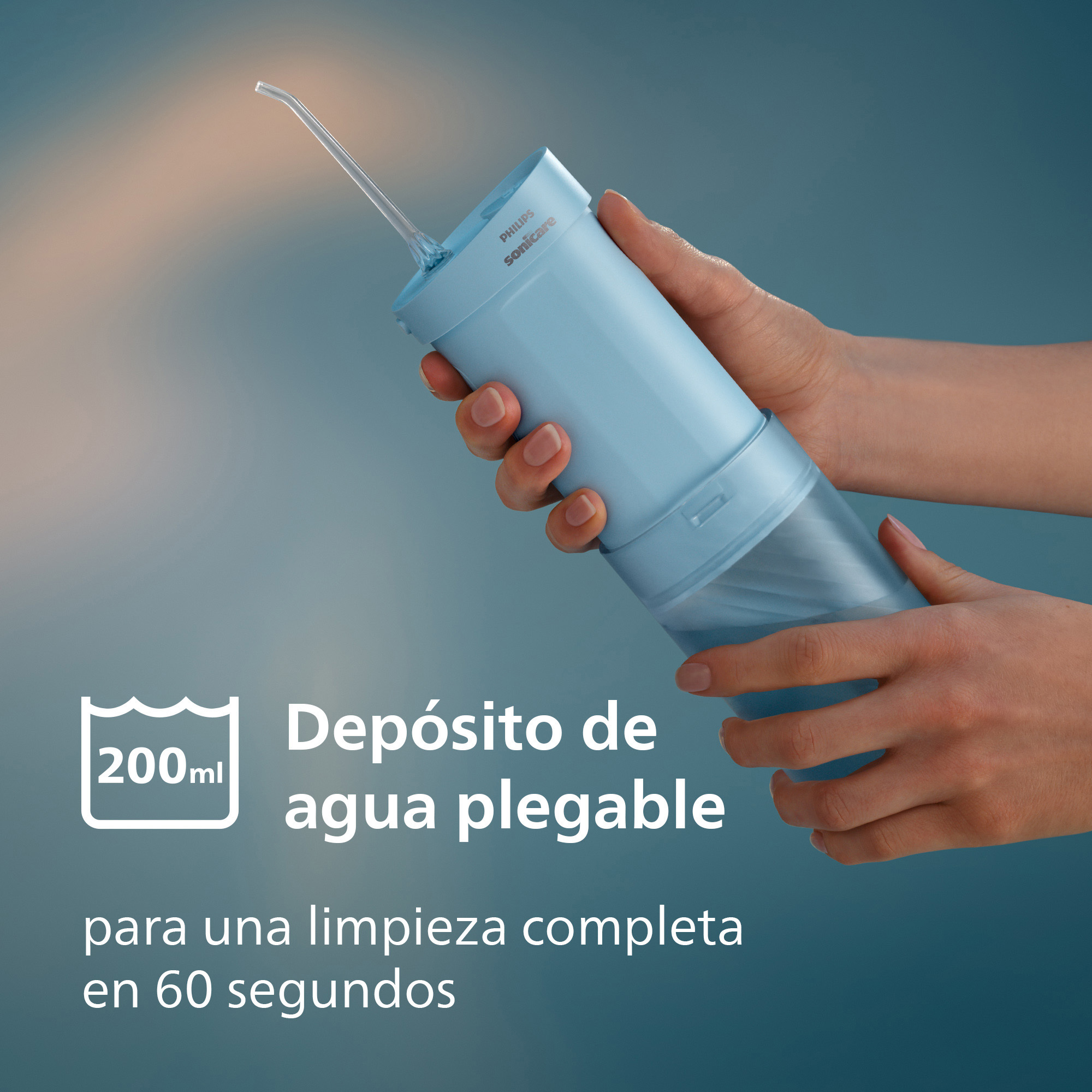 Manos sosteniendo un irrigador bucal Philips Sonicare azul sobre fondo azul con texto.