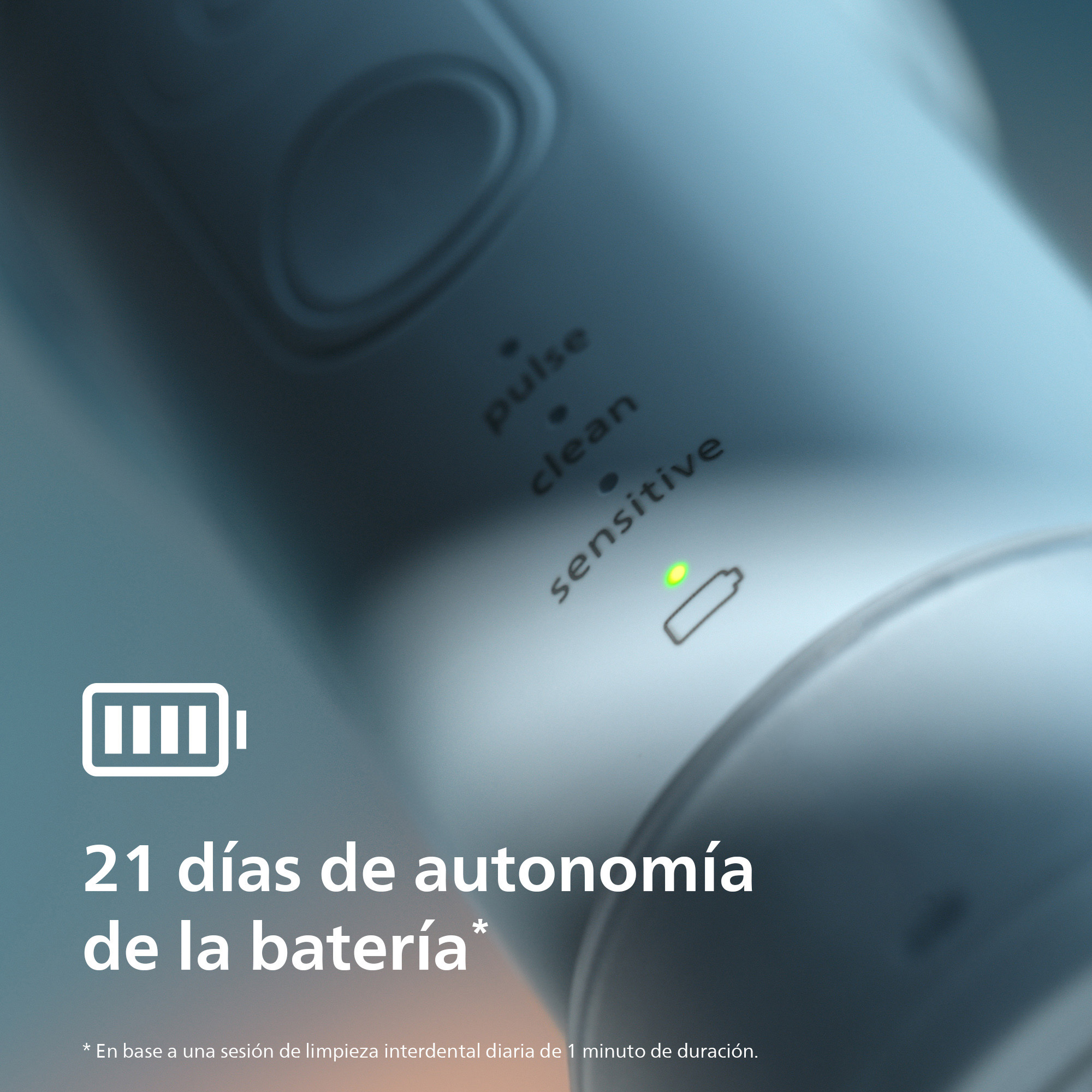 Primer plano del mango de un cepillo eléctrico con indicadores de modo y luz verde de batería.