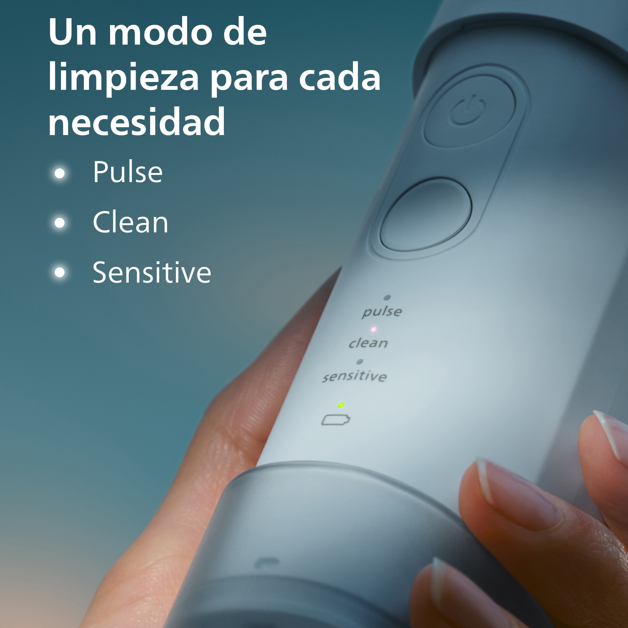 Mano sosteniendo dispositivo eléctrico blanco con indicadores de modo pulso, limpio y sensible.