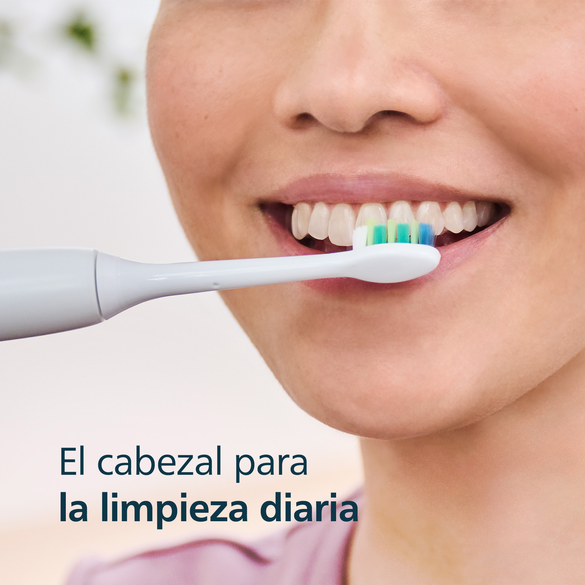 Una persona cepillándose los dientes con un cepillo eléctrico.