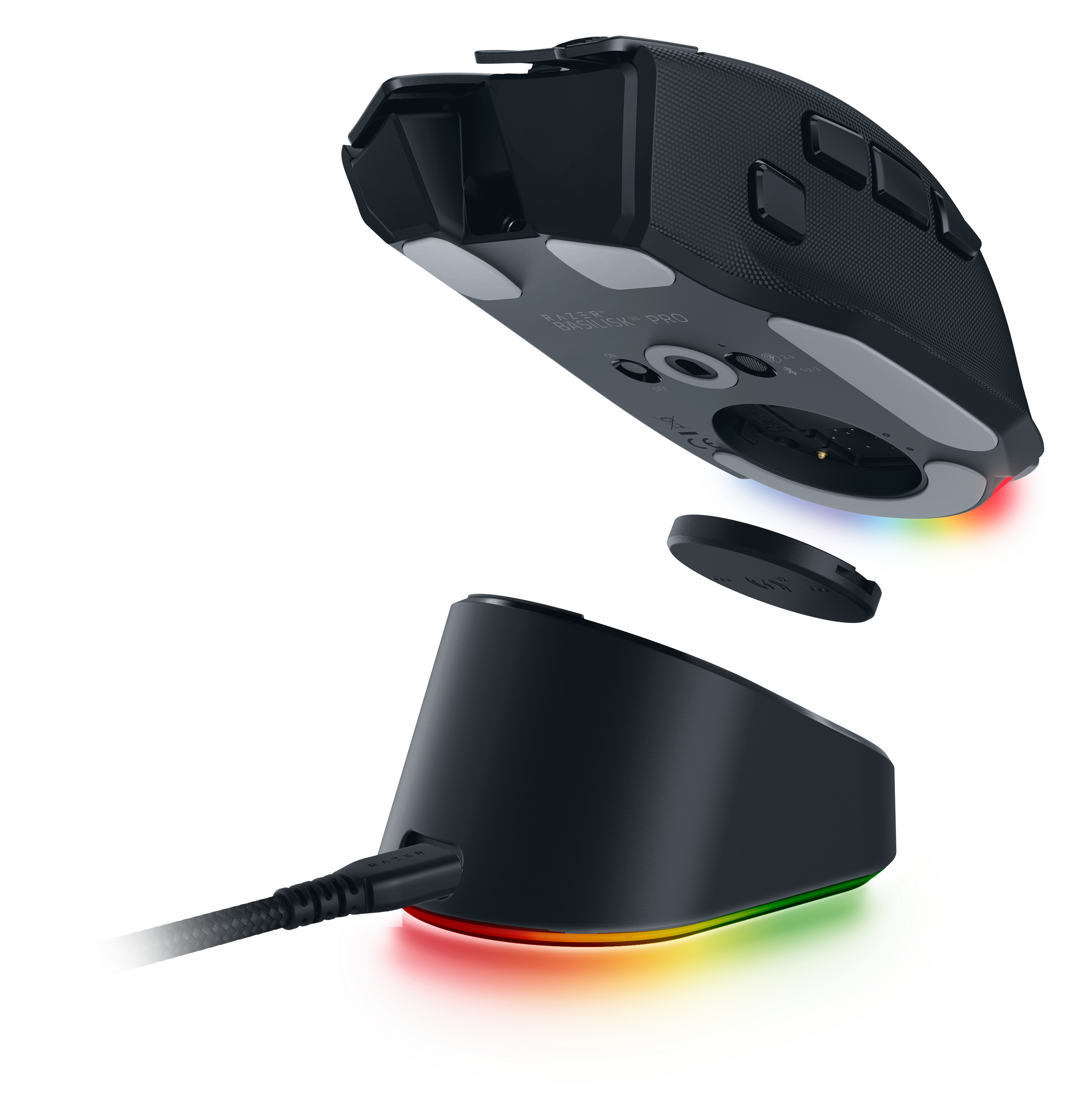 Eine schwarze Gaming-Maus schwebt über ihrer Ladestation mit RGB-Beleuchtung auf weißem Hintergrund.