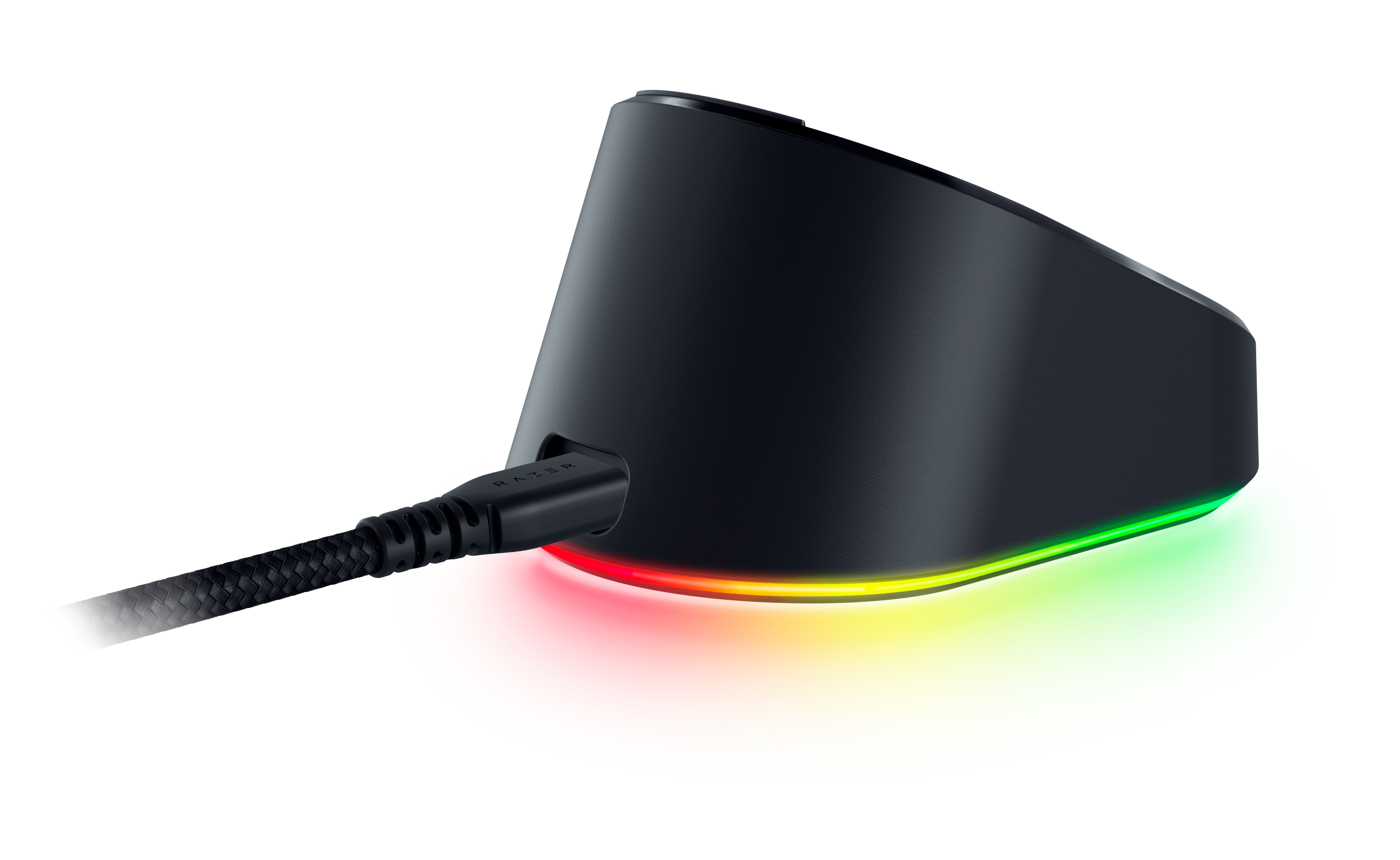 Schwarze Mausladestation mit angeschlossenem USB-Kabel und RGB-Beleuchtung an der Unterseite auf weißem Grund.