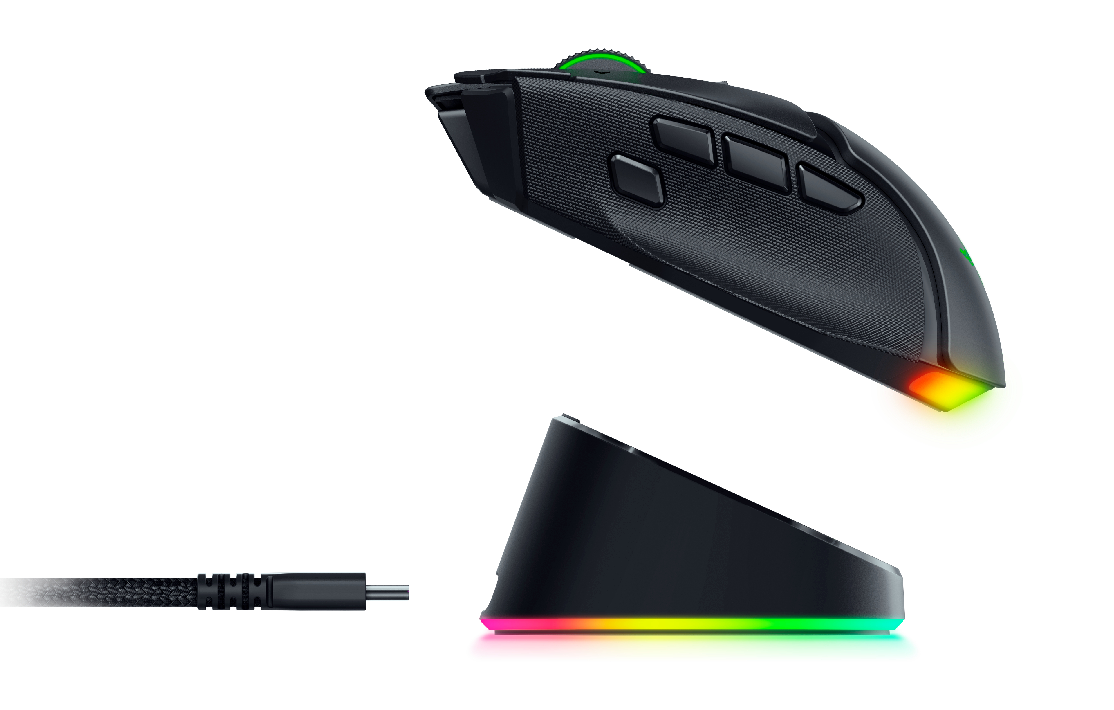 Eine schwarze Gaming-Maus mit RGB-Beleuchtung, Ladestation und USB-Kabel auf weißem Hintergrund.