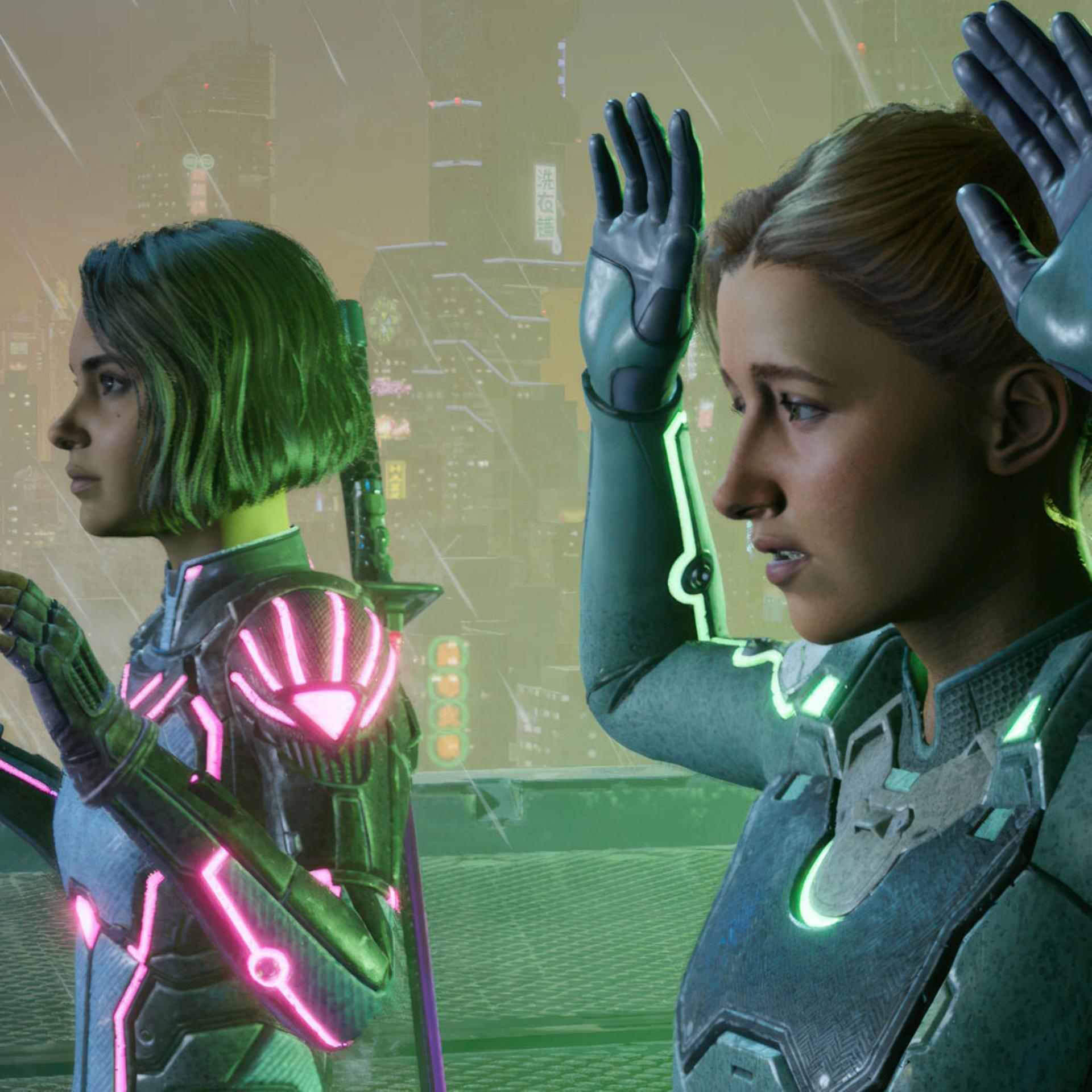 Zwei Frauen in futuristischer Rüstung halten in einer regnerischen Cyberpunk-Stadt die Hände hoch.