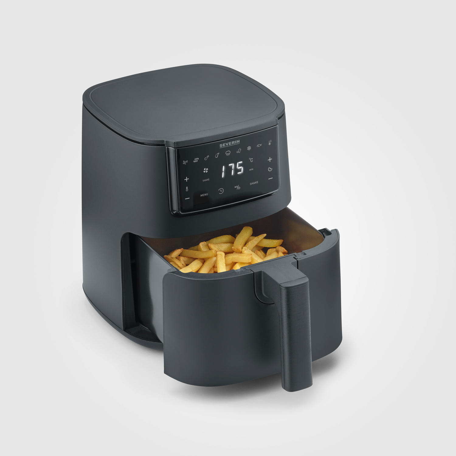 Friggitrice ad aria nera con cestello aperto contenente patatine fritte su sfondo bianco.