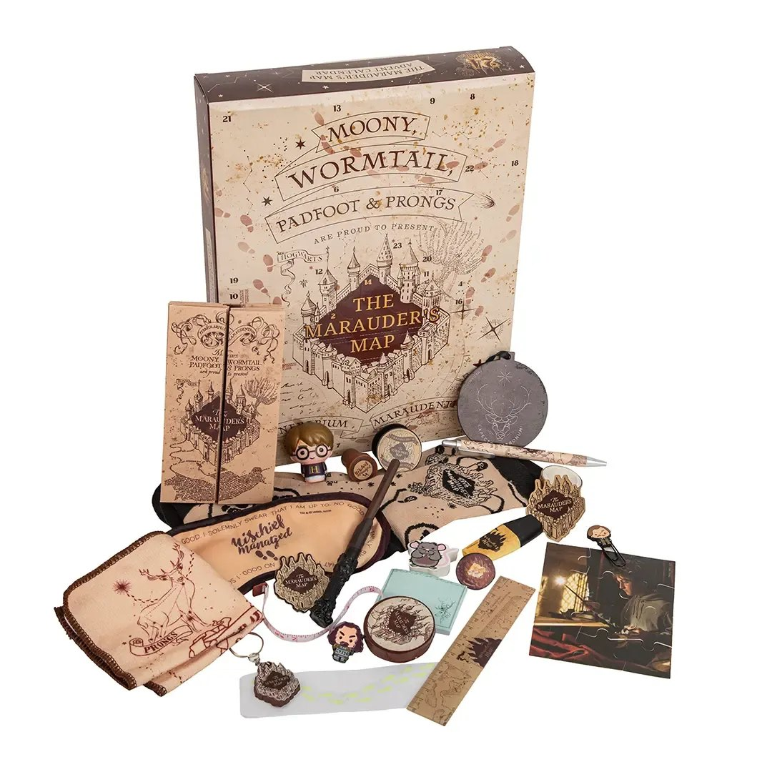 Calendario de adviento de Harry Potter con accesorios mágicos y coleccionables sobre un fondo blanco.