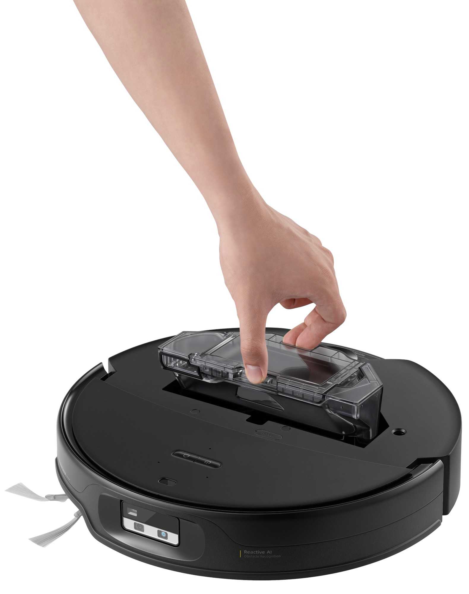 Egy kéz kiveszi az átlátszó portartályt egy fekete robotporszívóból.
