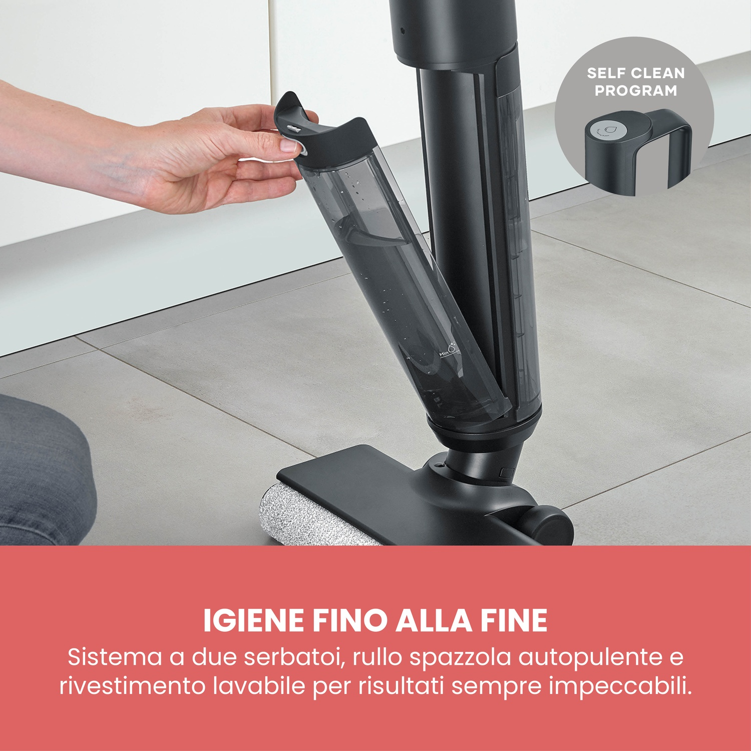 Mano rimuove il serbatoio dell'acqua da un lavapavimenti cordless nero su pavimento chiaro.