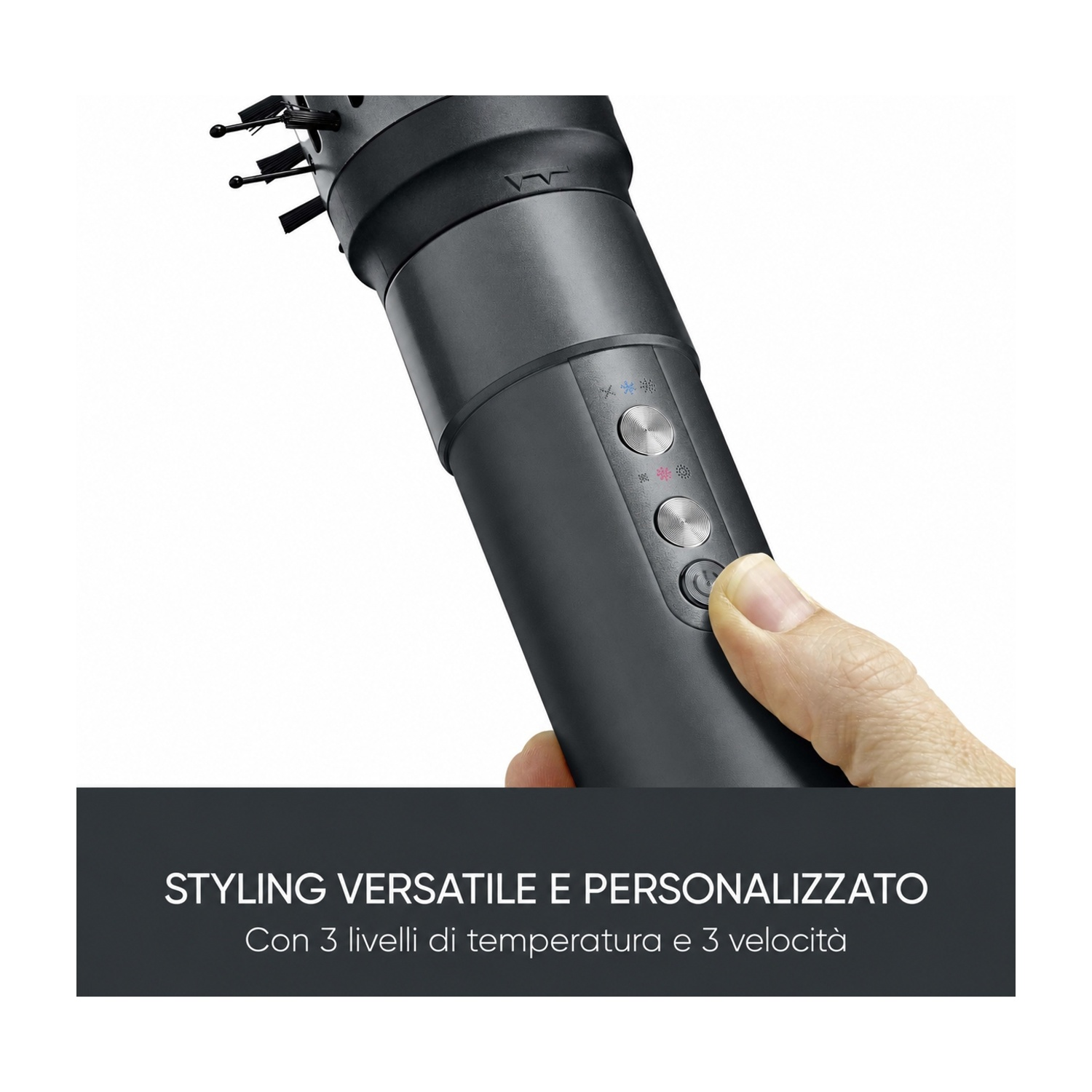 Mano che tiene una spazzola ad aria nera con pulsanti rotondi.