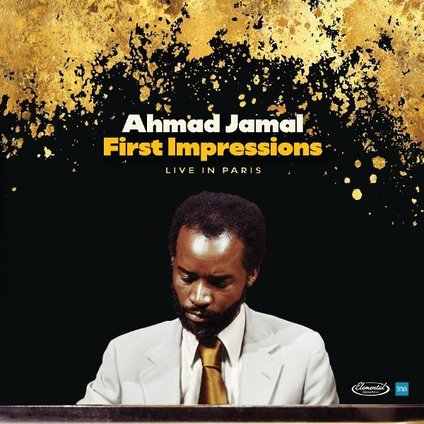 Albumcover mit Ahmad Jamal im weißen Anzug, gelber Krawatte, vor schwarzem Hintergrund mit goldenem Farbklecks oben.