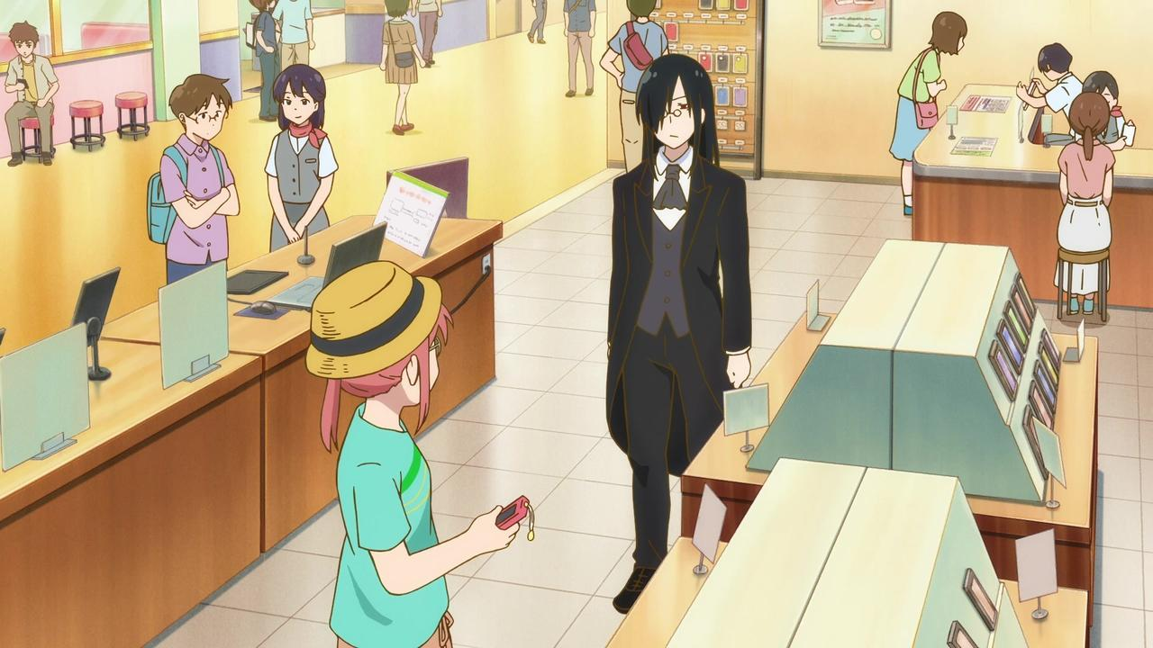 Eine Anime-Szene mit Menschen im Laden, ein Mädchen mit Gerät vor einem Mann im schwarzen Anzug.