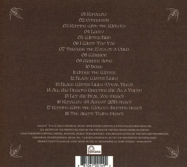 Rückseite einer CD-Hülle mit braunem Hintergrund und weißer Titelliste.