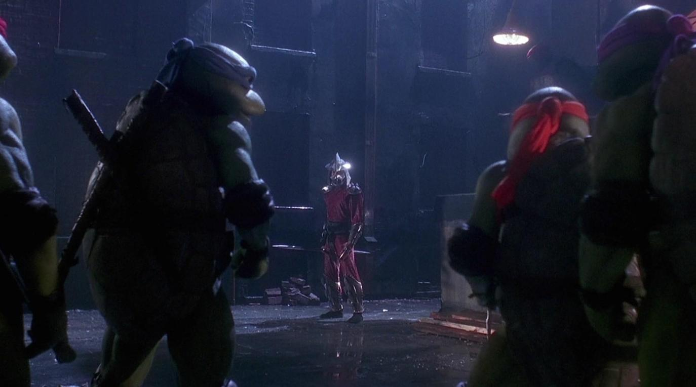 Vier Ninja Turtles stehen in einer dunklen Gasse und blicken auf Shredder in roter Rüstung.