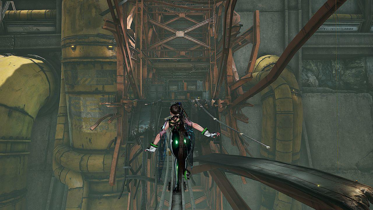 Eine Figur in einem Sci-Fi-Anzug balanciert auf einer Schiene in einer Industrieanlage mit Rohren.