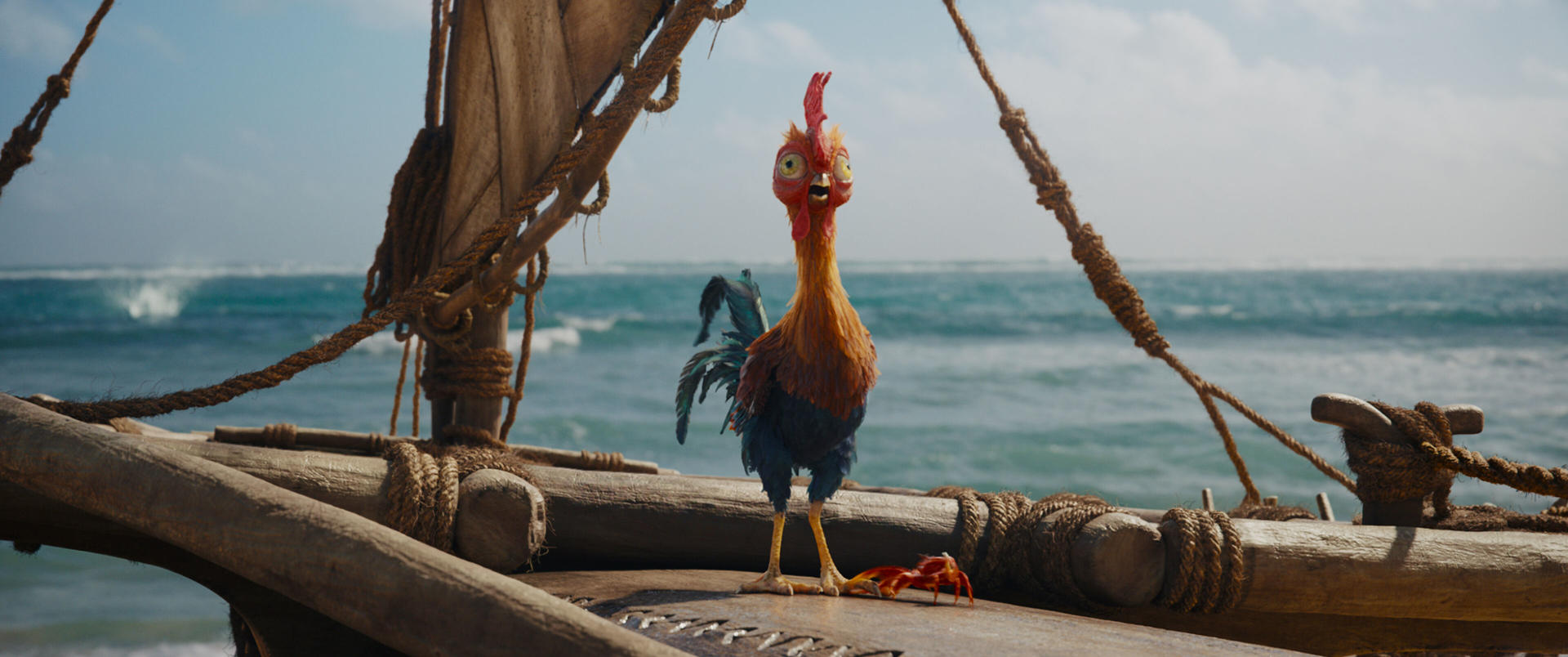 Der Hahn Heihei steht auf einem Holzboot mit einer kleinen roten Krabbe auf ruhigem Meer.