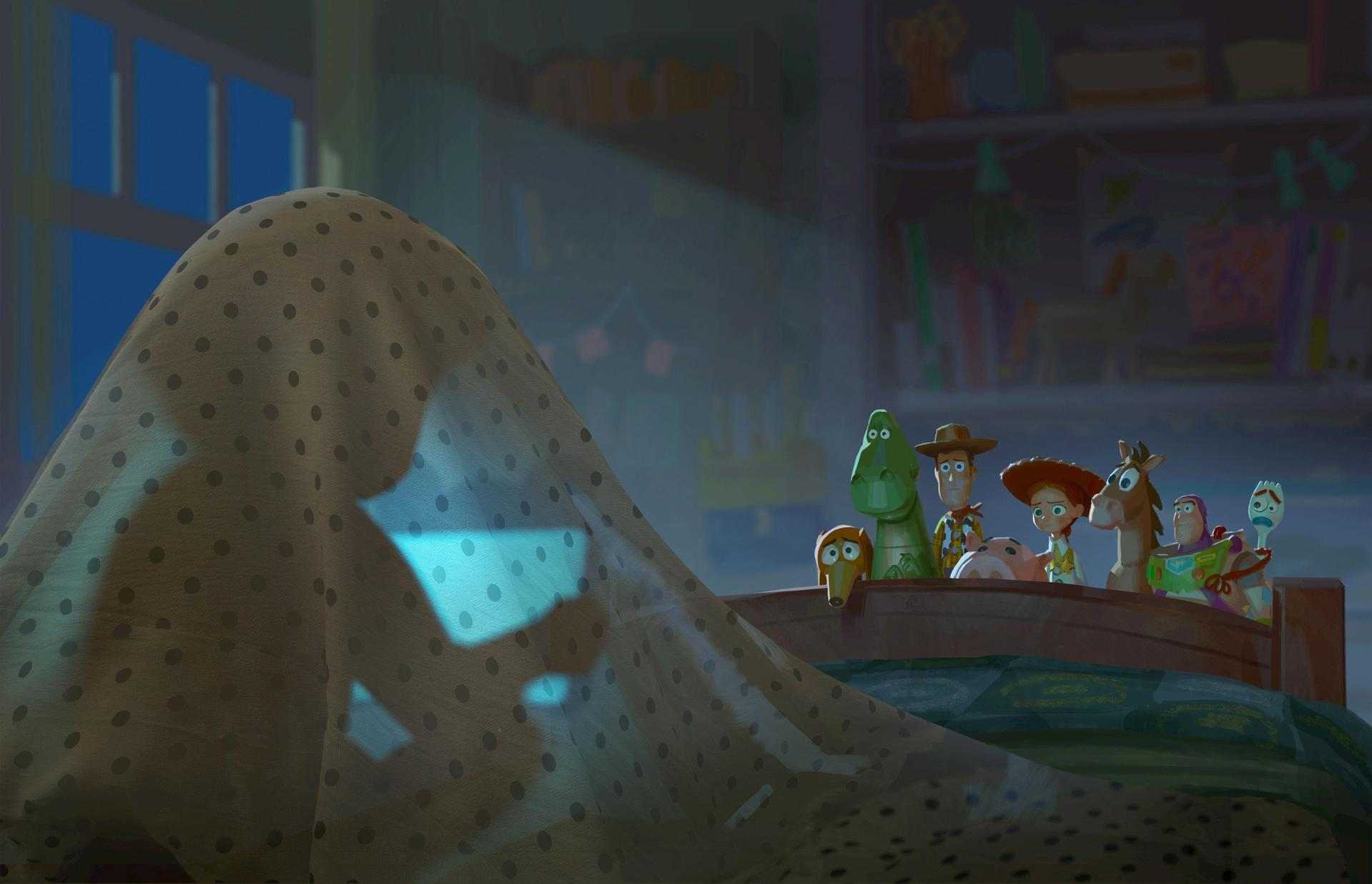 Figuren aus Toy Story spähen unter einer gepunkteten Decke hervor.