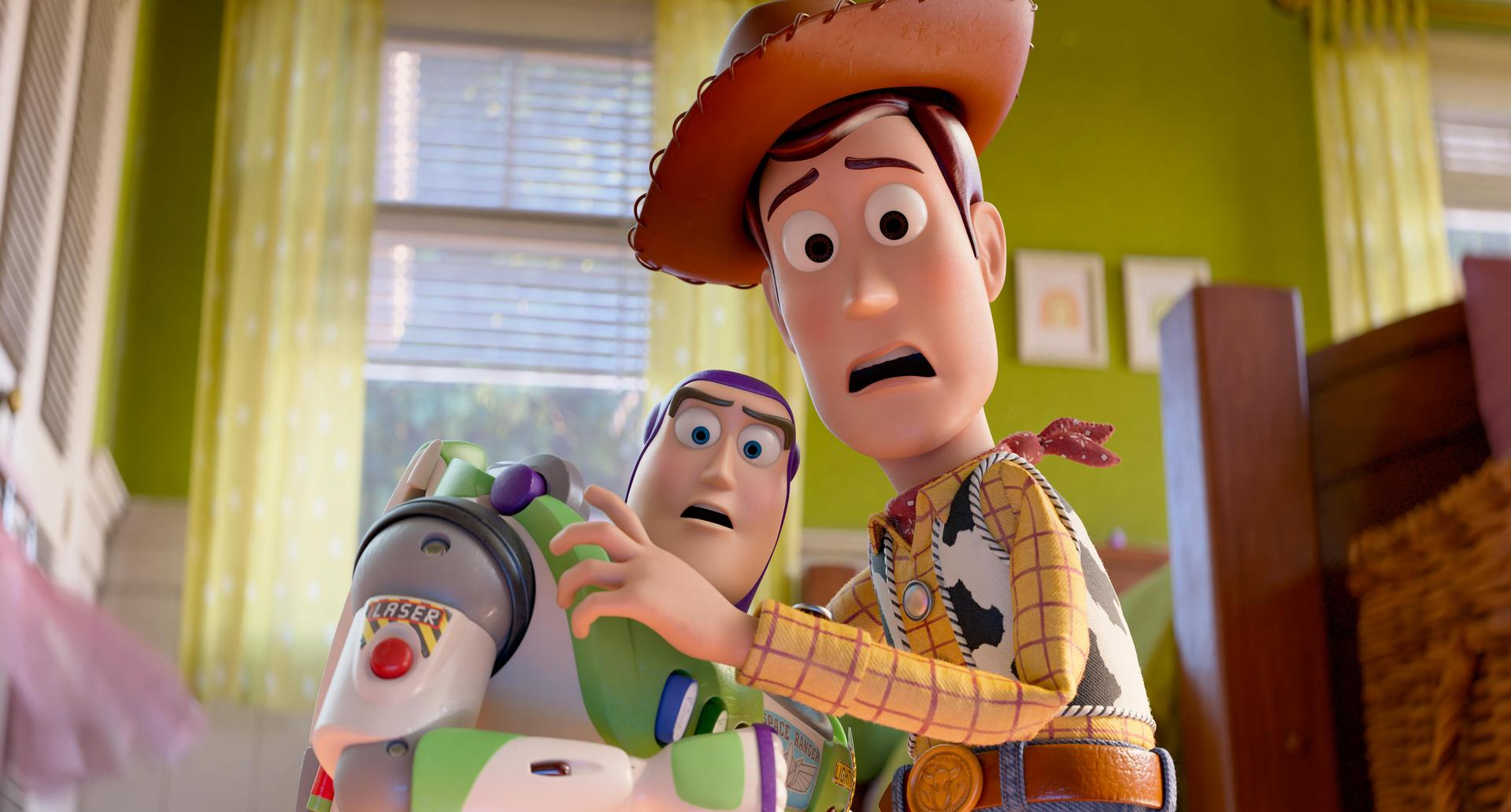 Woody und Buzz Lightyear schauen mit besorgten Gesichtern in einem Kinderzimmer.