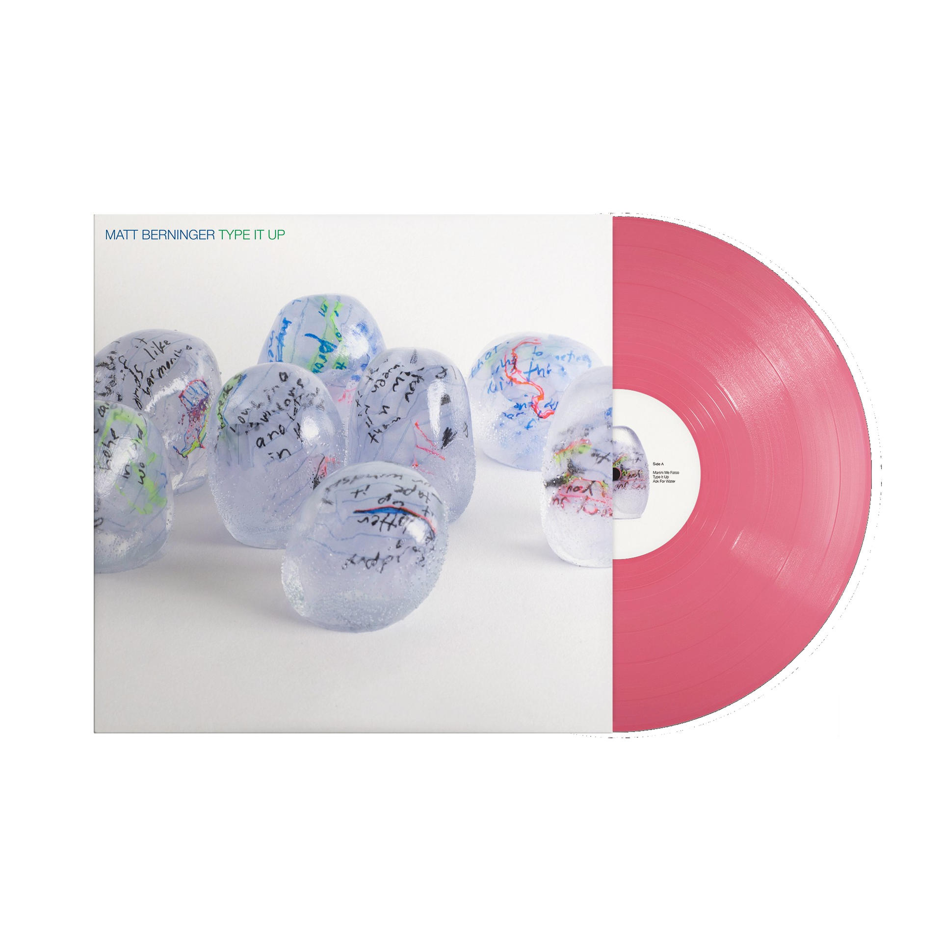 Ein mattrosa Vinyl-Schallplattenalbum mit Matt Berninger Type It Up, zeigt handbeschriebene Eisbrocken.
