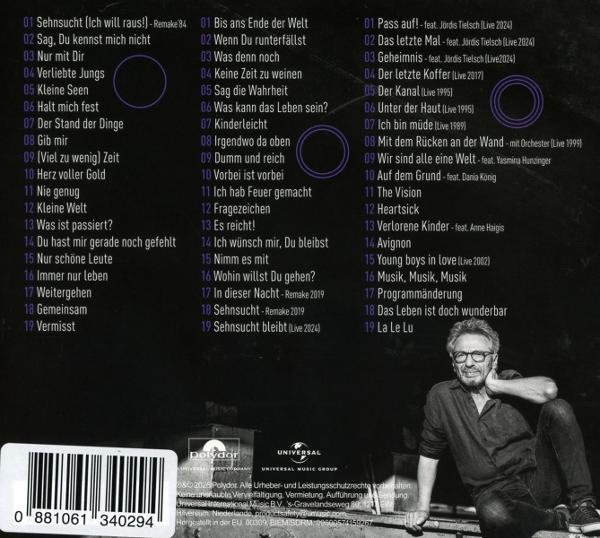 Rückseite einer CD mit drei Tracklisten, Barcode und einem sitzenden Mann.