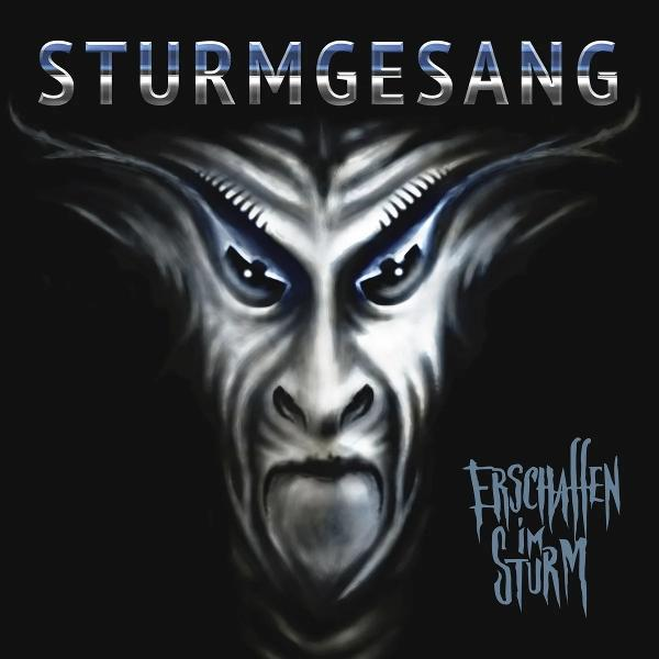 Stilisierte dämonische Figur vor schwarzem Hintergrund mit den Texten STURMGESANG und ERSCHAFFEN IM STURM.