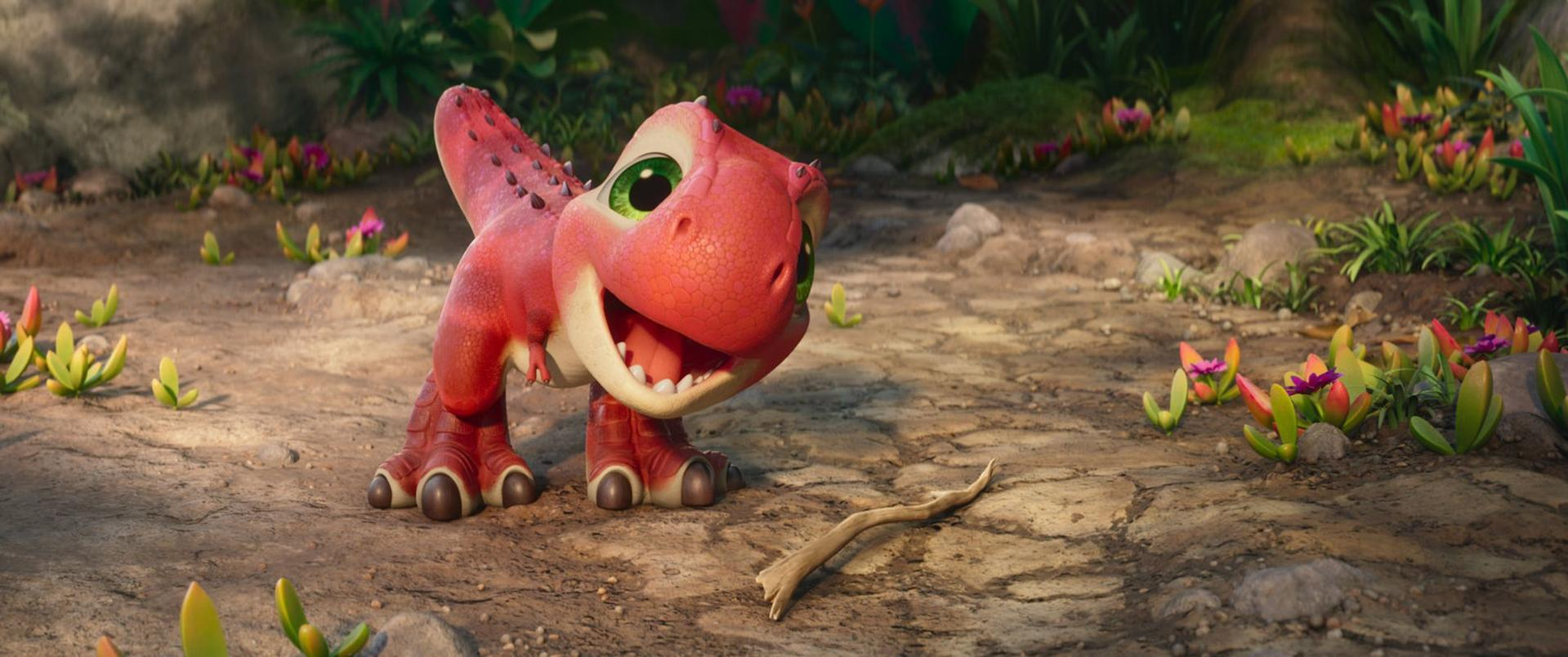 Ein süßer, roter Babydinosaurier mit großen grünen Augen steht auf einem Feldweg und betrachtet einen Stock.