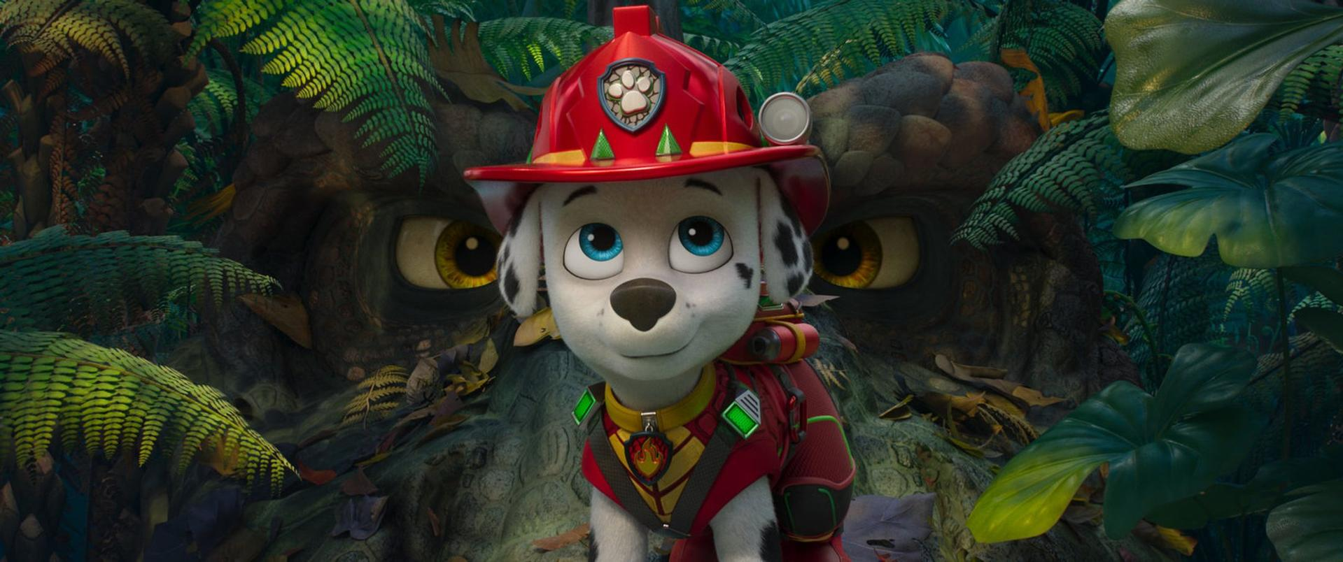 Marshall, der Dalmatiner aus Paw Patrol, steht im Dschungel vor großen, gelben Augen im Hintergrund.
