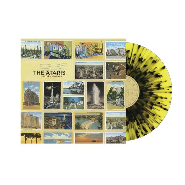 Das Ataris Albumcover mit Postkarten und eine gelb-schwarze Vinylplatte.