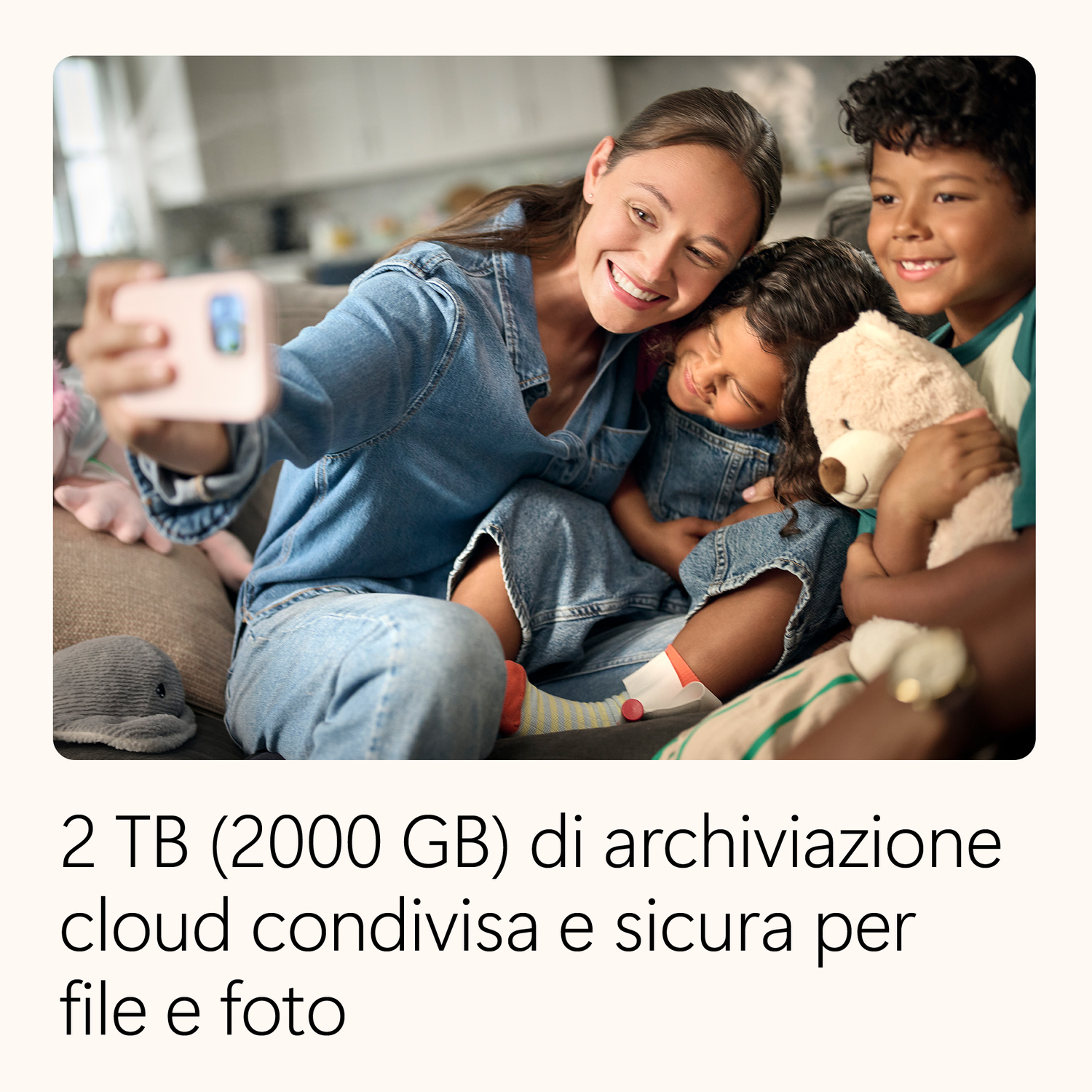 Microsoft 365 Family - Abbonamento di 12 mesi per 1-6 utenti (5 dispositivi) - App Office con AI + 2TB di spazio di archiviazione condiviso - Digitale