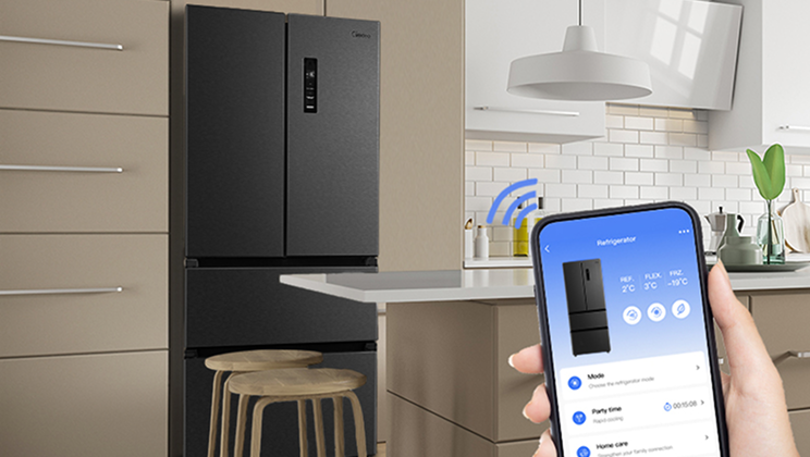 Nowoczesna kuchnia z czarną lodówką i smartfonem z aplikacją smart home w dłoni.