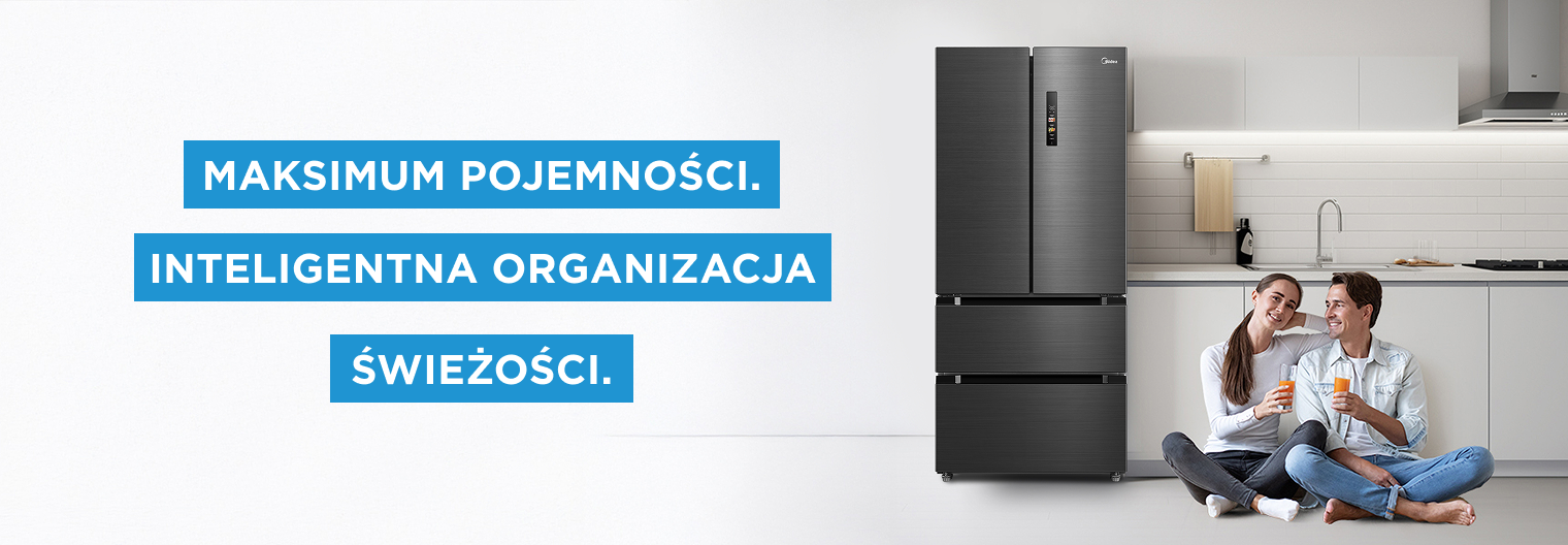 Para siedzi na podłodze, pijąc sok pomarańczowy przed nowoczesną lodówką w białej kuchni.