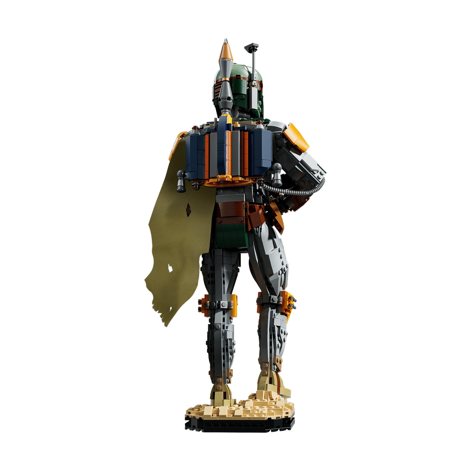 Vista posteriore di una statuetta Lego di Boba Fett con jetpack e mantello su una base sabbiosa, sfondo bianco.